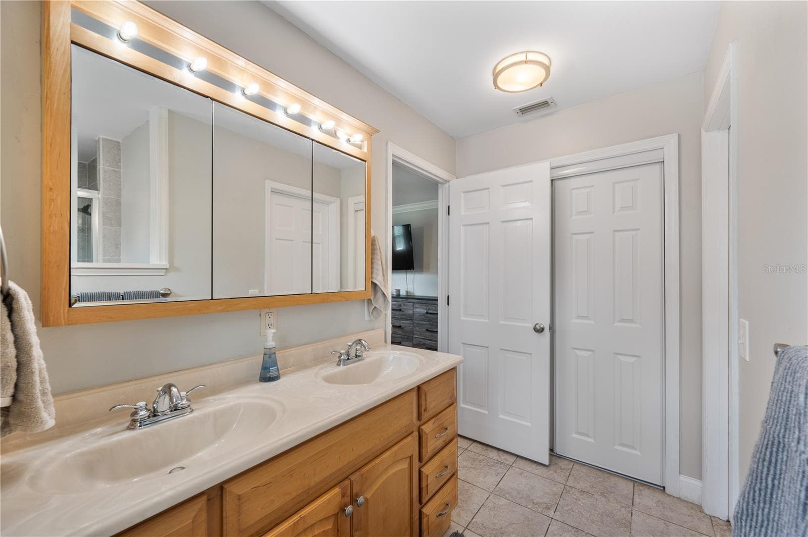 Single Family Residence at 1321 LAKE MIRIAM DR, LAKELAND, photo 27 of 44