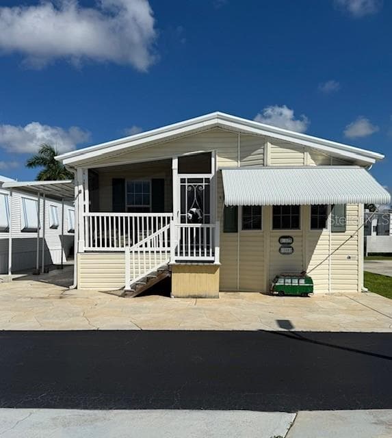 Manufactured Home at 11082 SUNBURST LN, FORT MYERS, photo 2 of 29