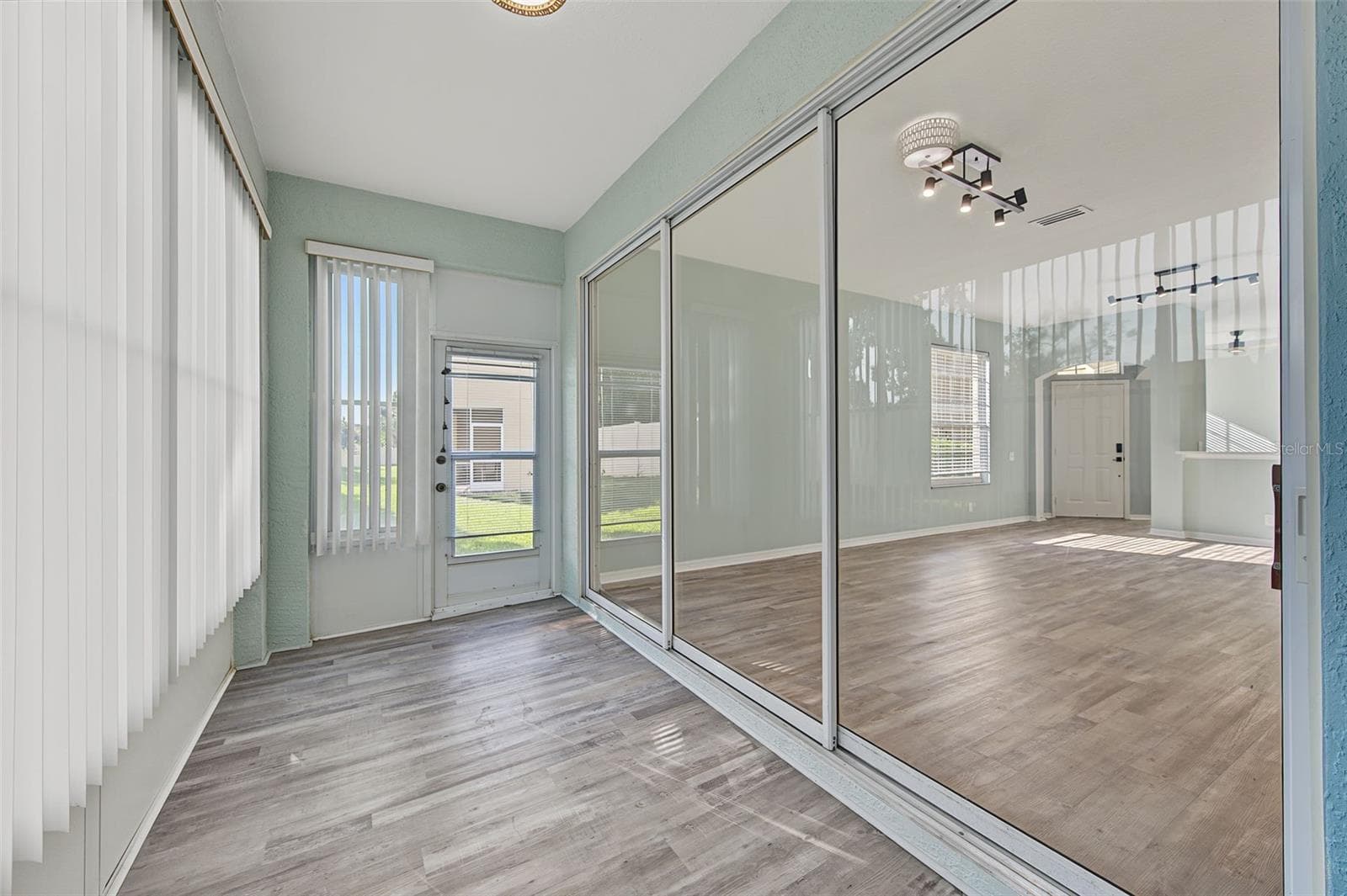 Enclosed FL Room - 2555 NEWBERN DR, CLEARWATER