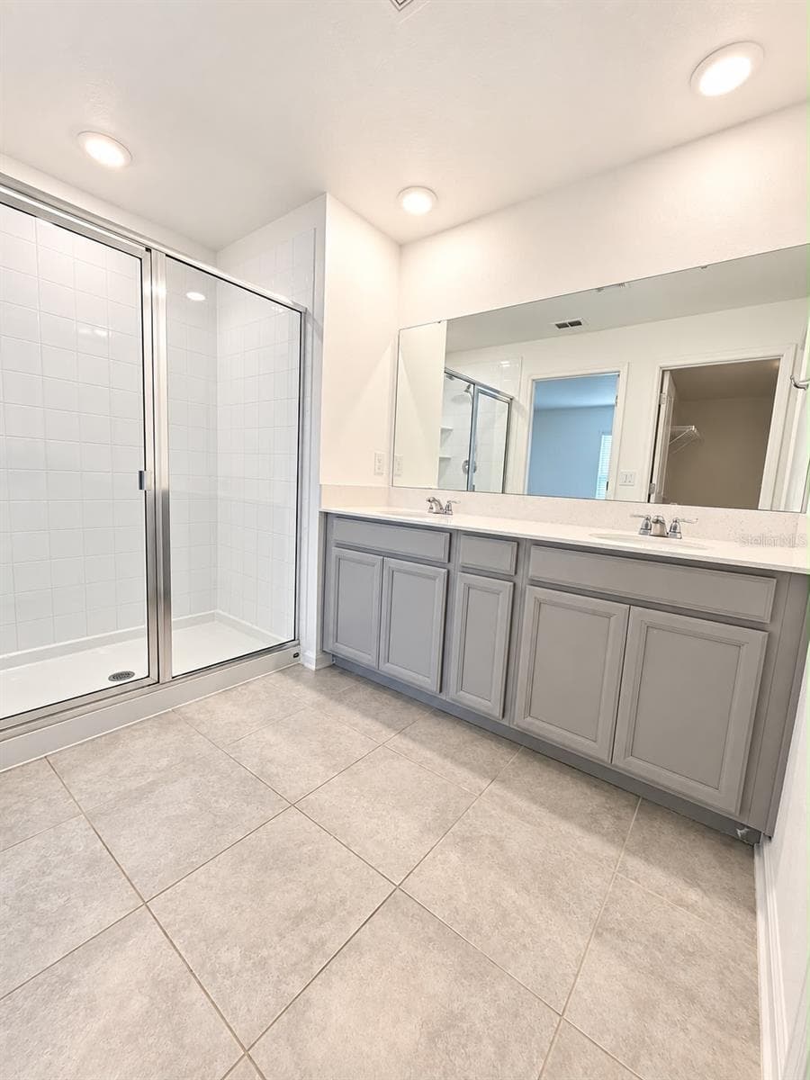 Bathroom Vanity - 285 PINEYWOODS ST, ST CLOUD