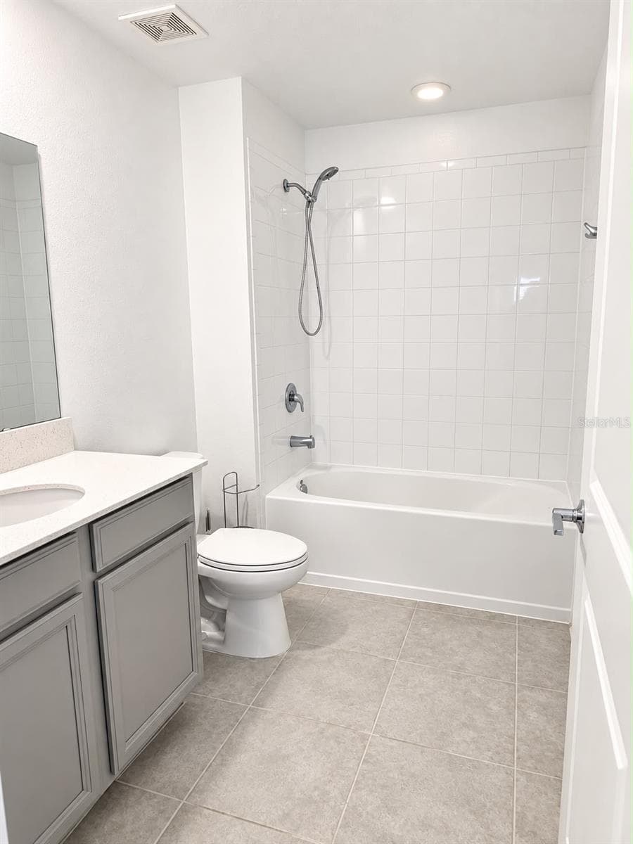 Bathroom Tub and Shower - 285 PINEYWOODS ST, ST CLOUD