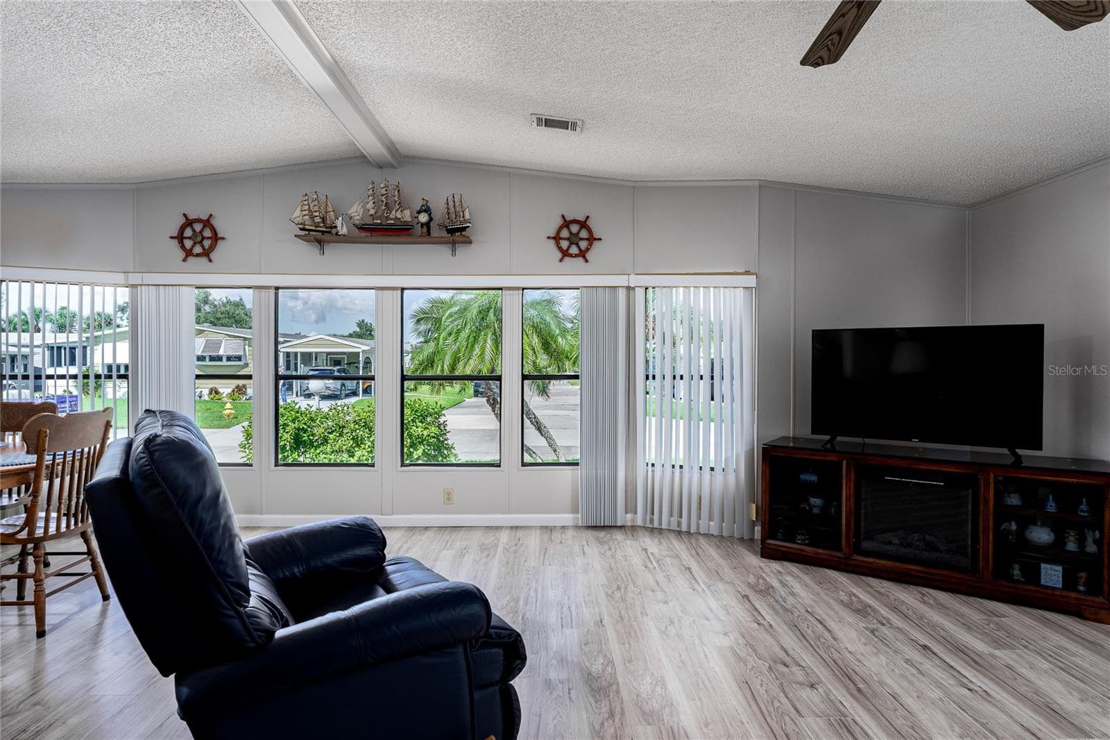 Manufactured Home at 178 OSPREY CIR, ELLENTON, photo 3 of 46