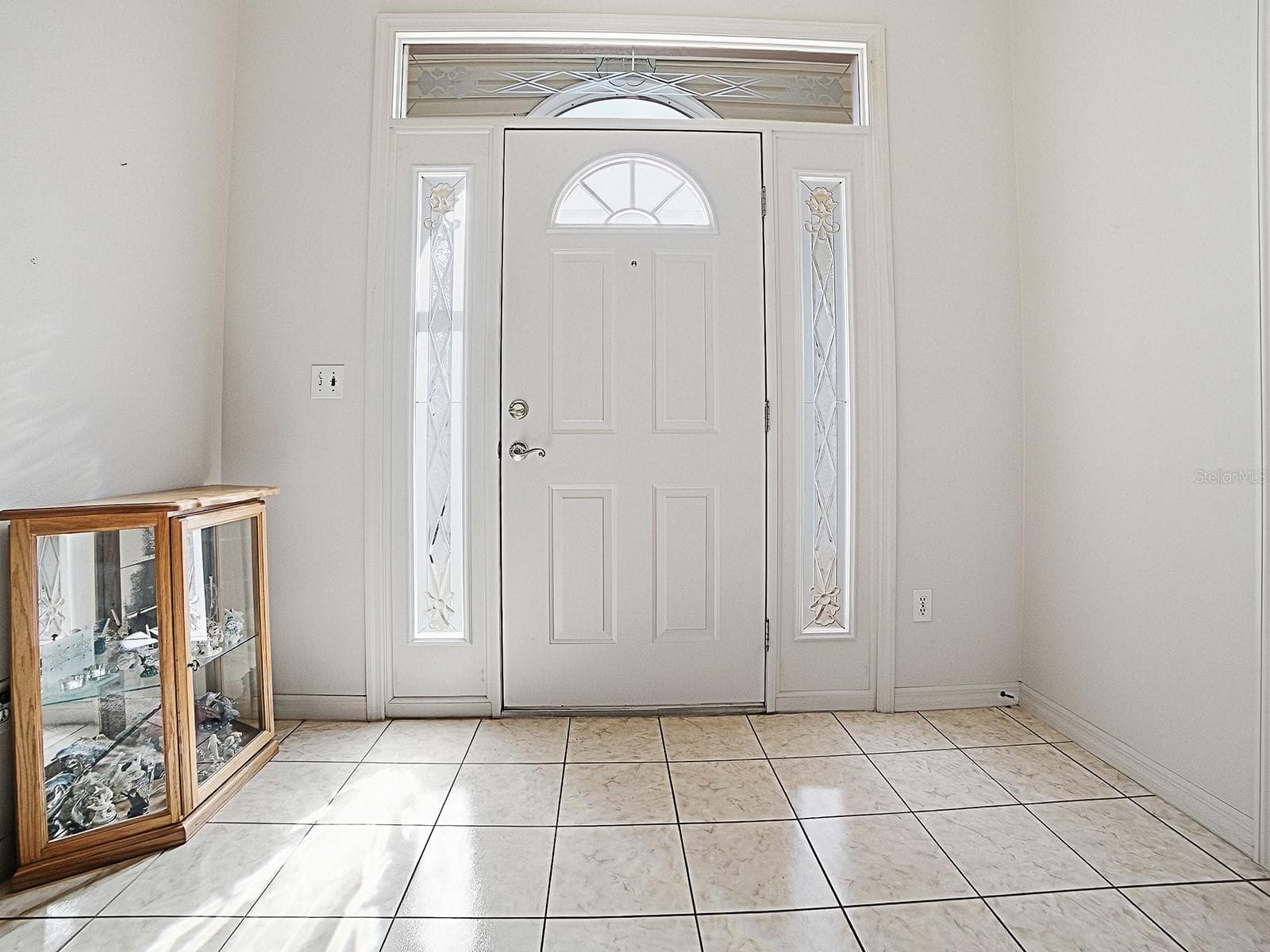 LIGHT AND BRIGHT ENTRYWAY - 424 RANCHWOOD DR, LEESBURG