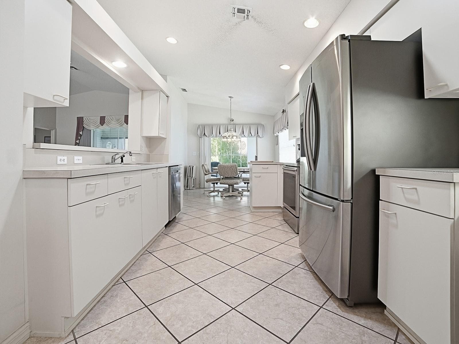 KITCHEN WITH NEWER STAINLESS STEEL APPLIANCES. - 424 RANCHWOOD DR, LEESBURG