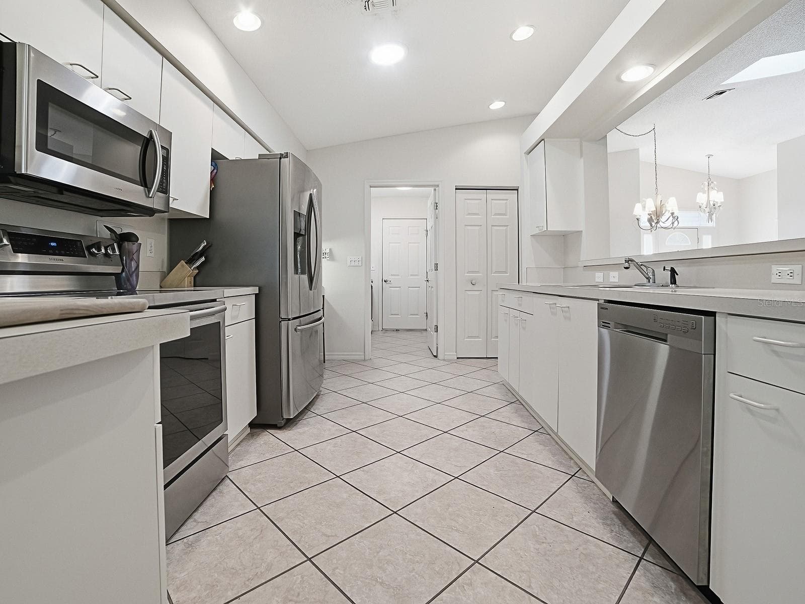 VIEW TO INDOOR LAUNDRY - 424 RANCHWOOD DR, LEESBURG