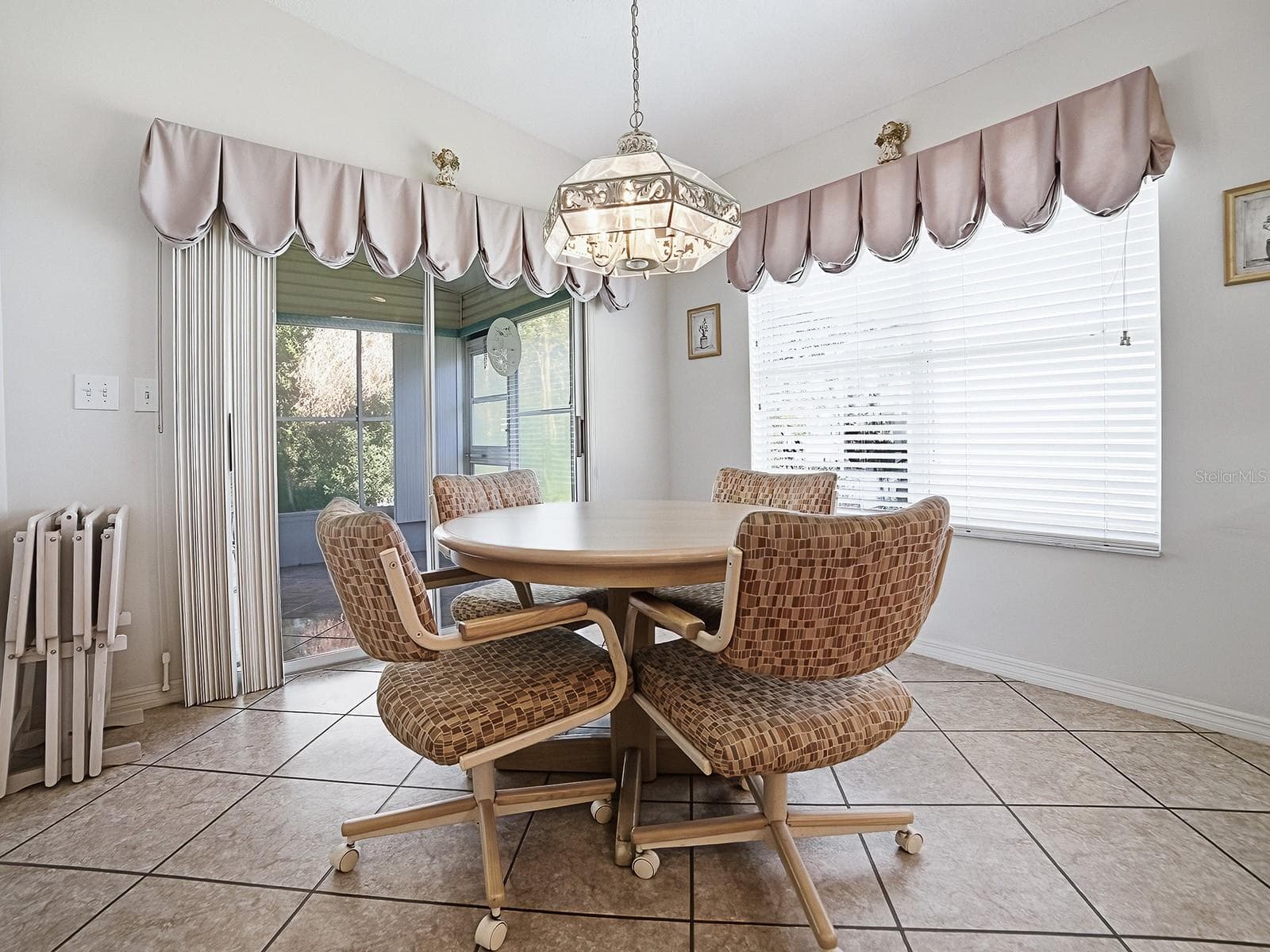 NATURAL LIGHT WITH VIEW TO PRIVATE BACKYARD - 424 RANCHWOOD DR, LEESBURG