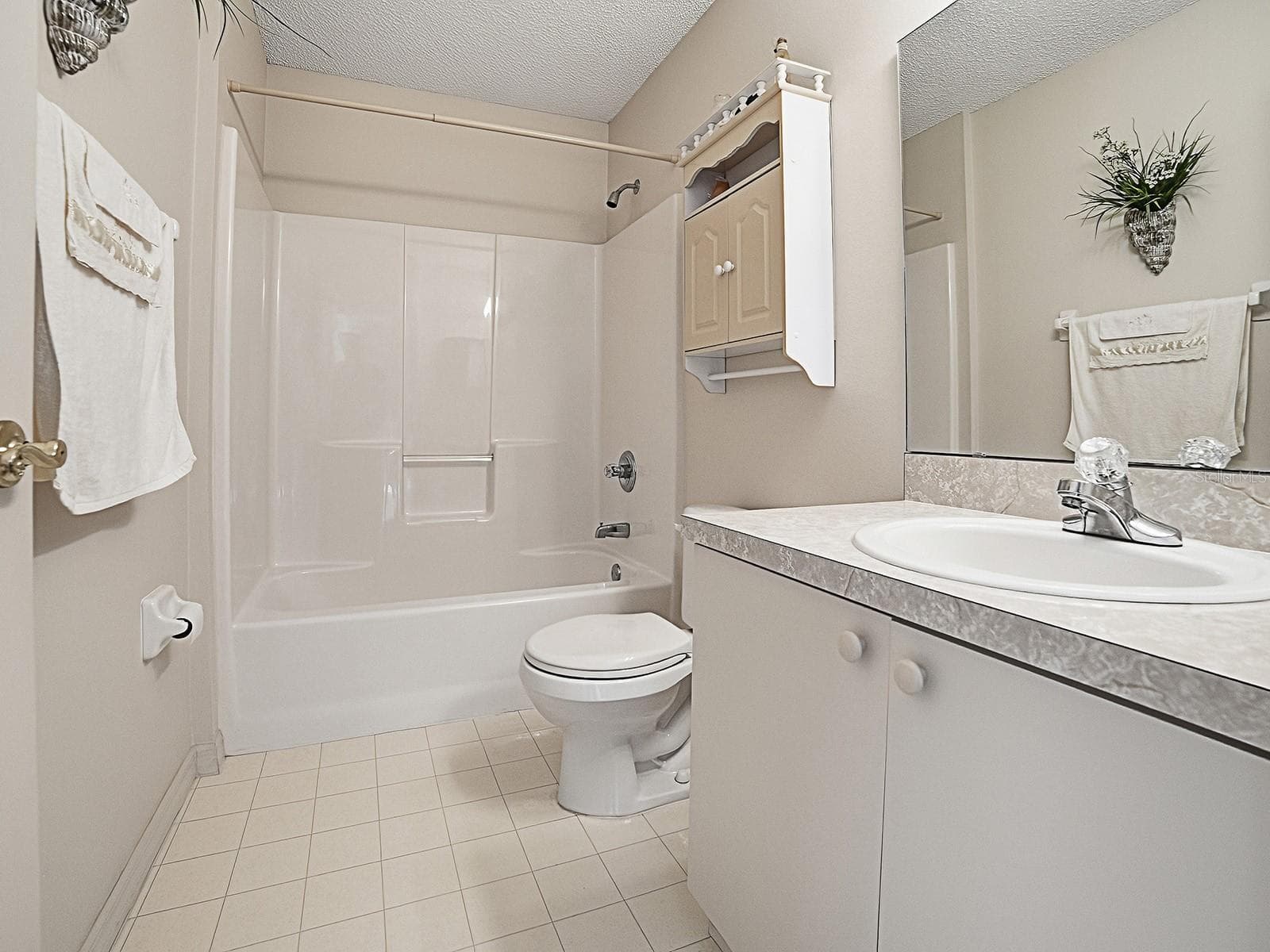 GUEST BATH - 424 RANCHWOOD DR, LEESBURG