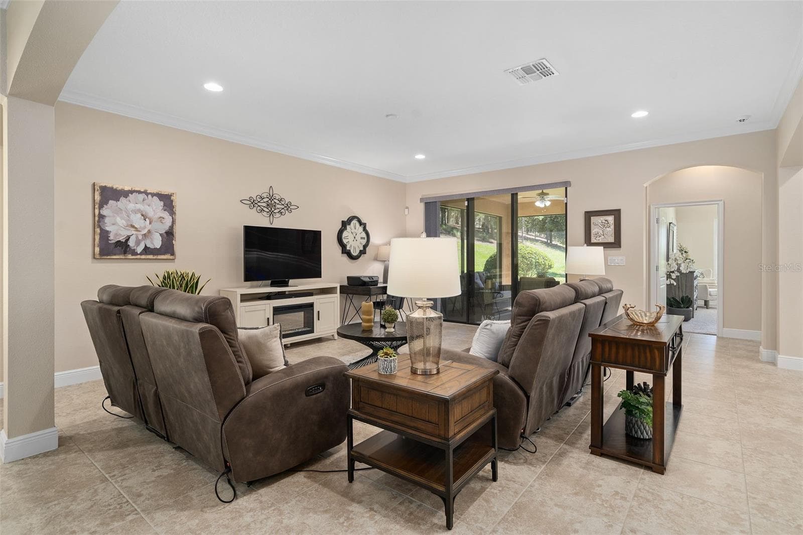 Family Room with direct access to the Screened Lanai and a great backyard. - 2607 CLEMSON RIDGE CT, CLERMONT