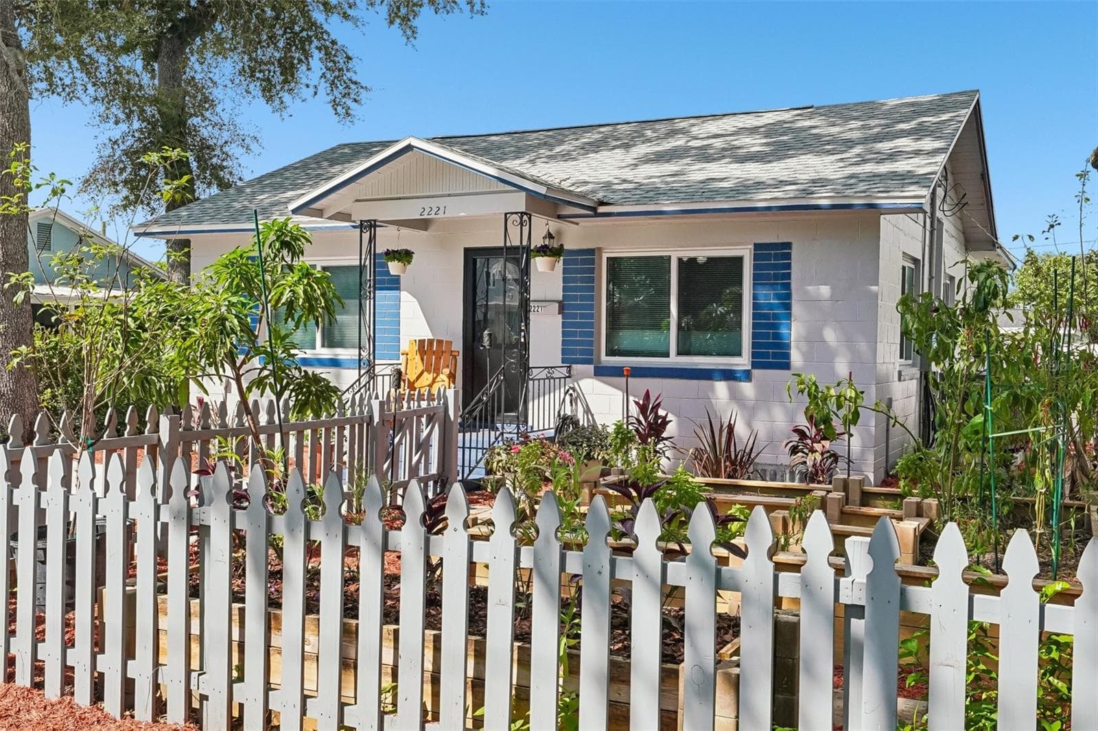Single Family Residence at 2221 8TH AVE N, ST PETERSBURG, photo 4 of 35