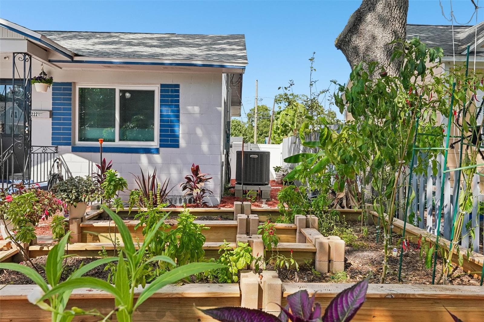Single Family Residence at 2221 8TH AVE N, ST PETERSBURG, photo 5 of 35