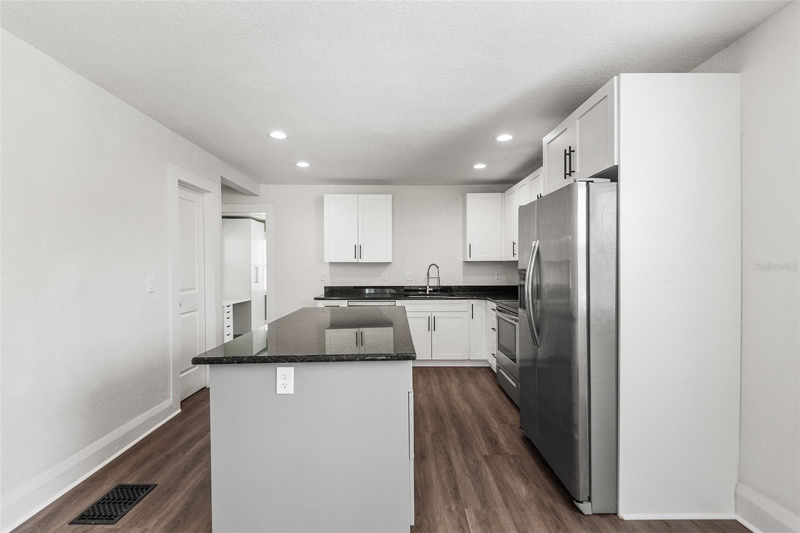 Kitchen - 807 INTERLACHEN PKWY, LAKELAND