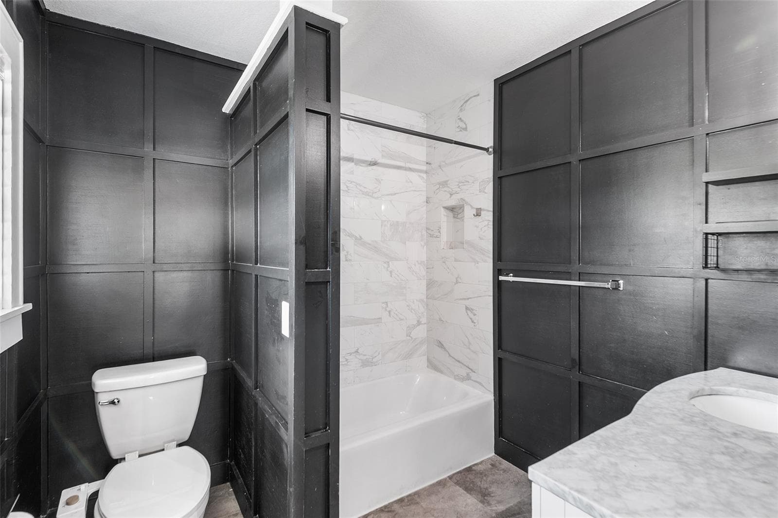 Upstairs bathroom - 807 INTERLACHEN PKWY, LAKELAND
