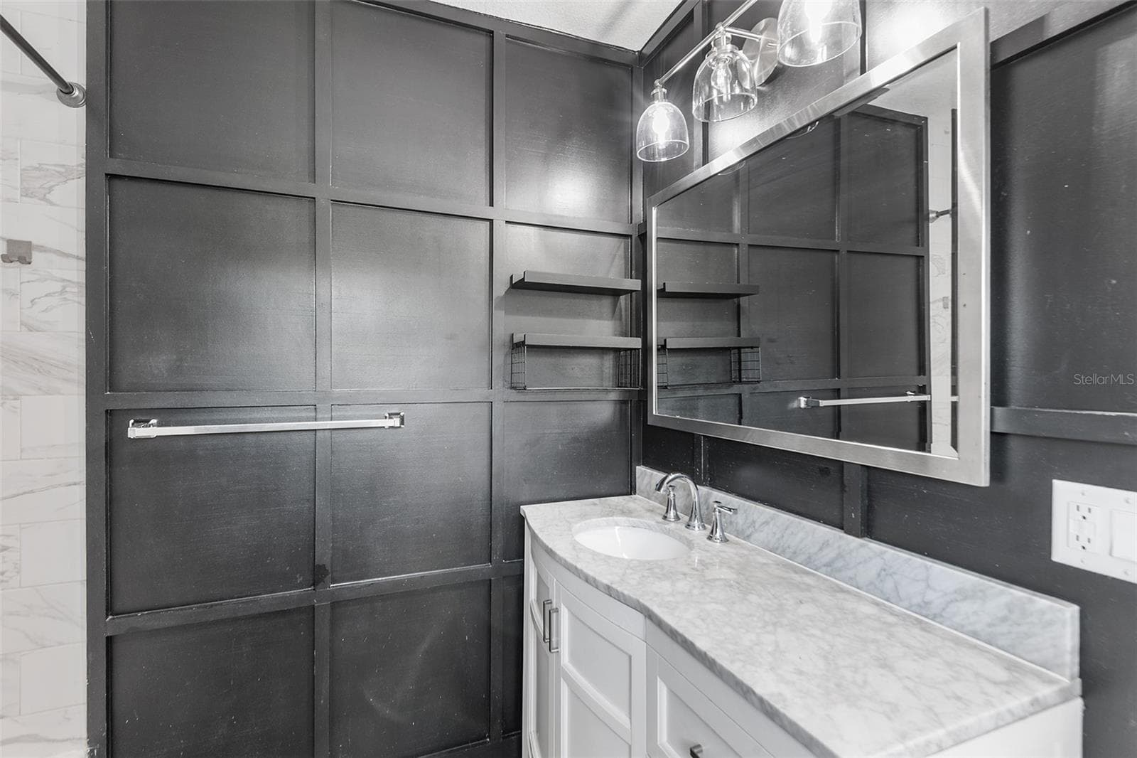 Upstairs bathroom - 807 INTERLACHEN PKWY, LAKELAND