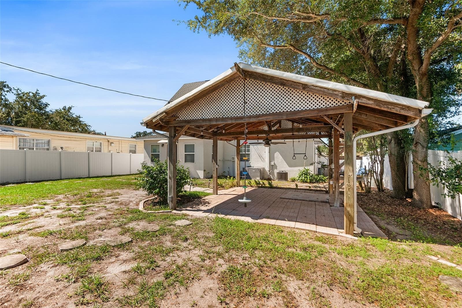 Backyard covered patio - 807 INTERLACHEN PKWY, LAKELAND