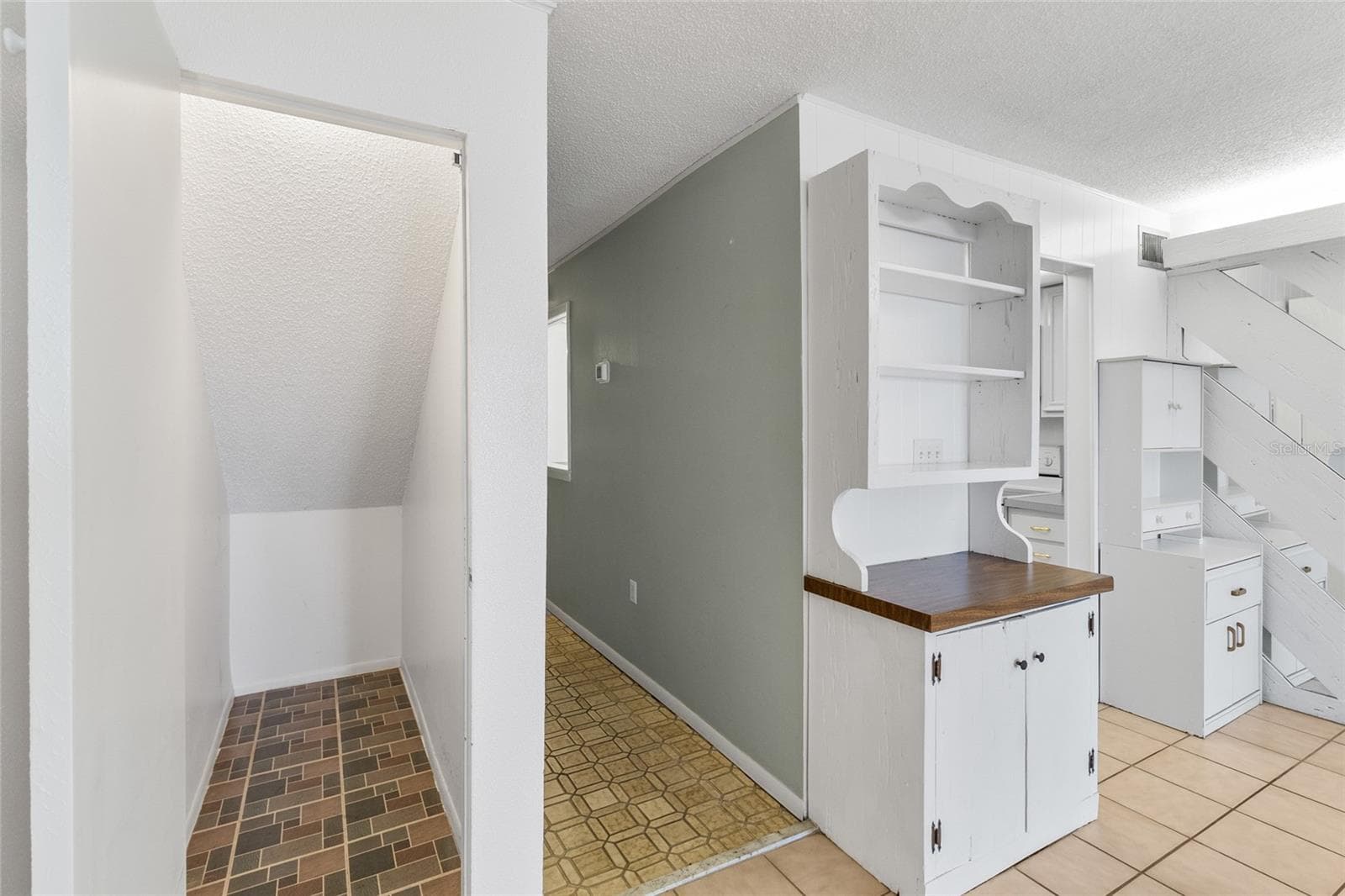 Entry way from living area - 2980 HAINES BAYSHORE RD #105, CLEARWATER