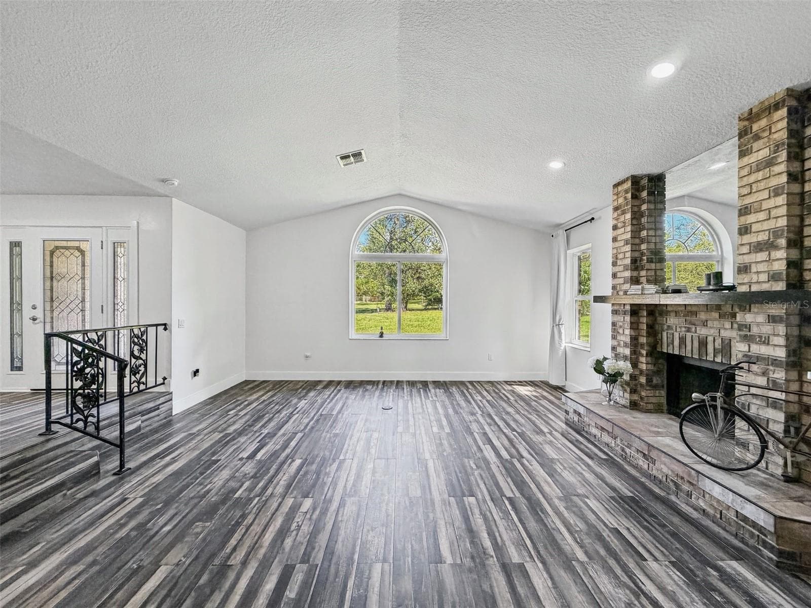 Living - 15561 PATRIOT DR, BROOKSVILLE