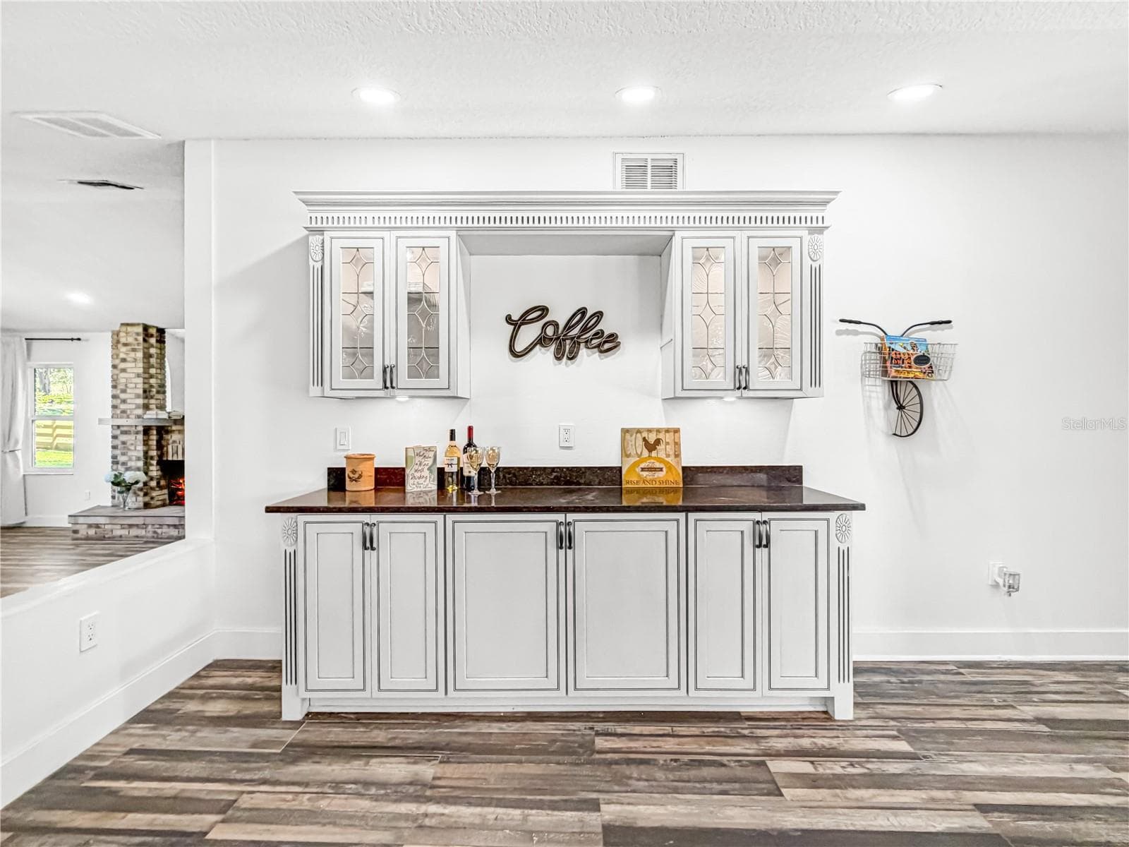 Coffee Bar & Hutch - 15561 PATRIOT DR, BROOKSVILLE