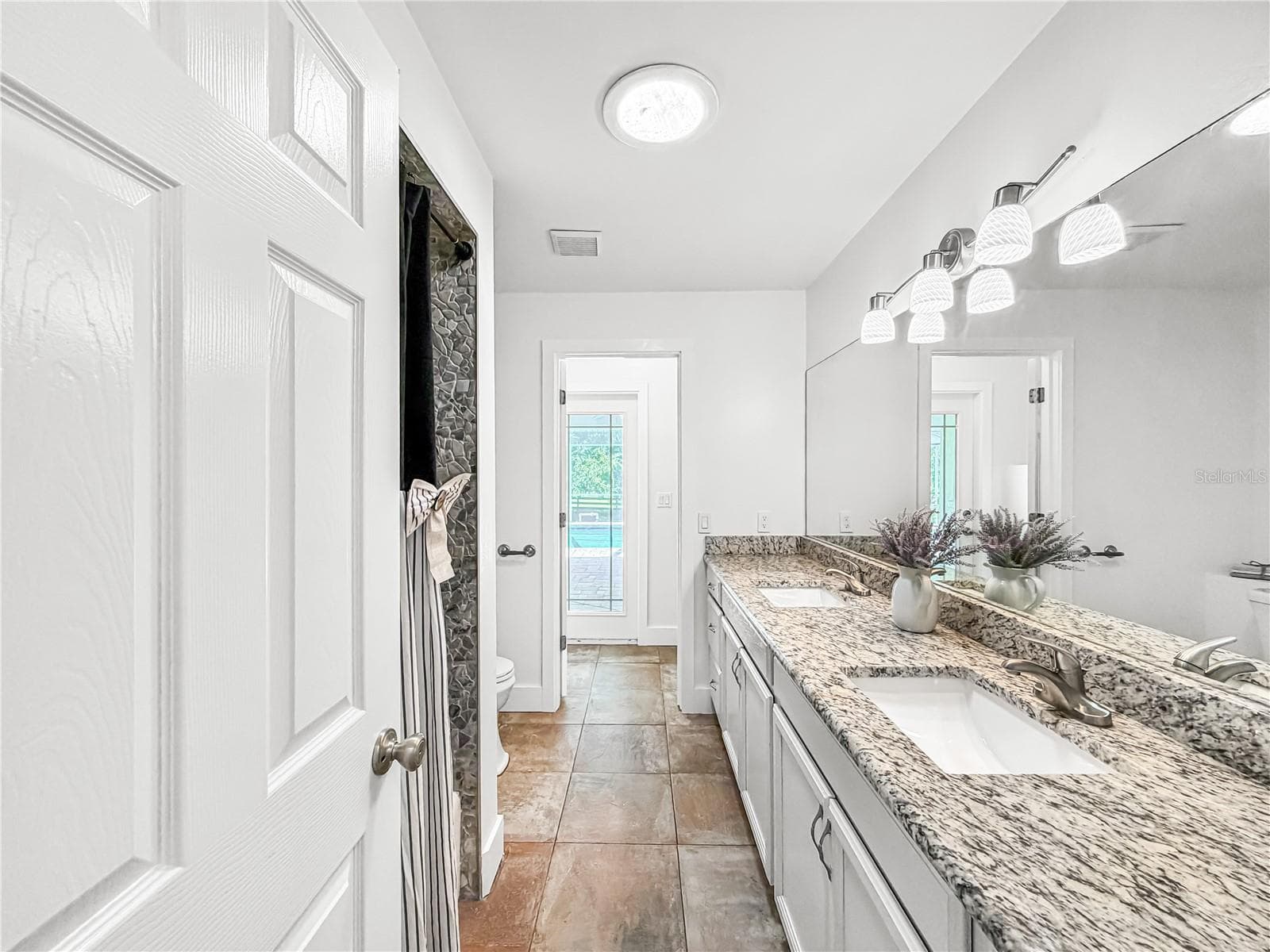 Guest/Pool Bath - 15561 PATRIOT DR, BROOKSVILLE