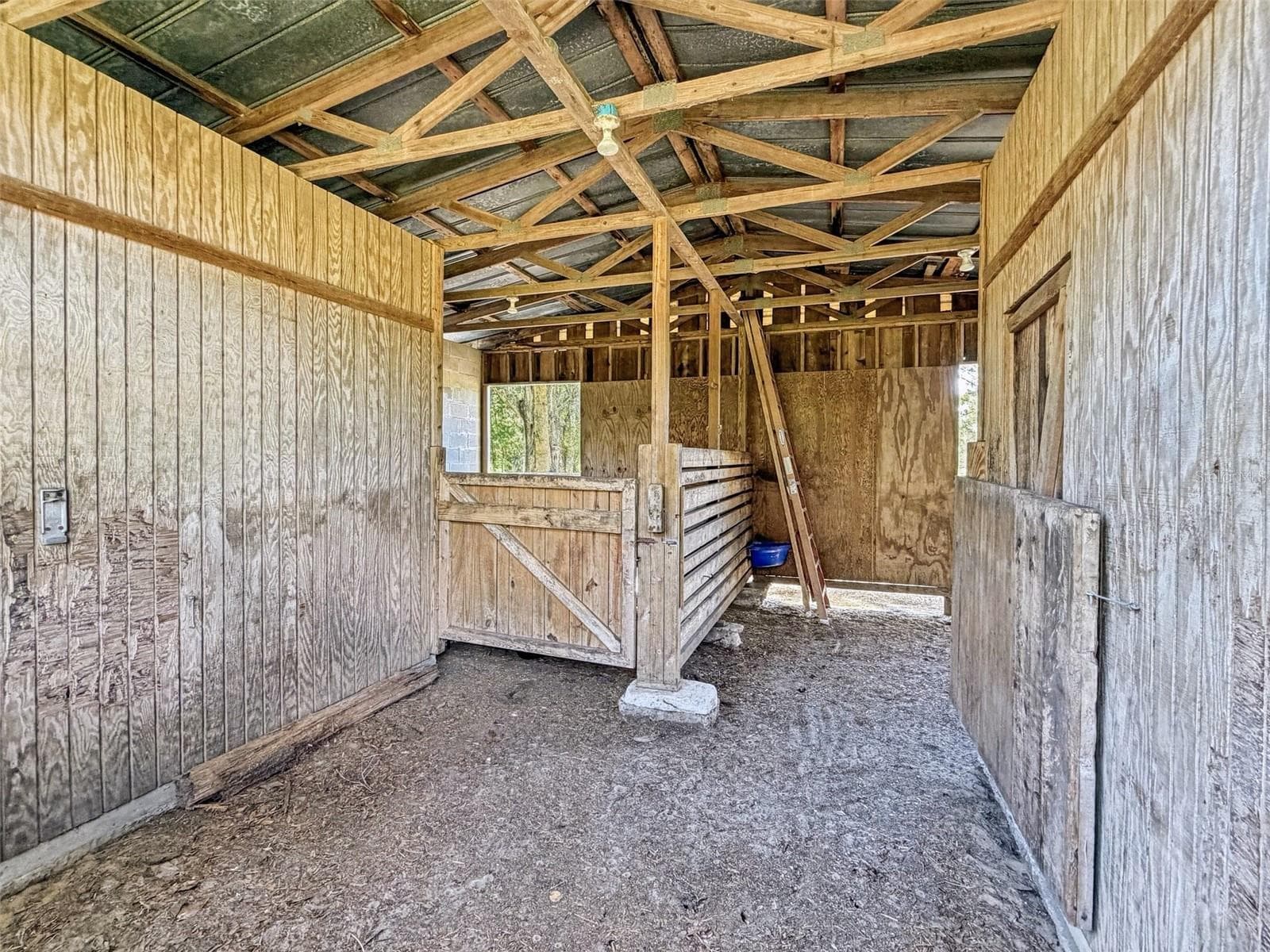 2 Stall Barn - 15561 PATRIOT DR, BROOKSVILLE