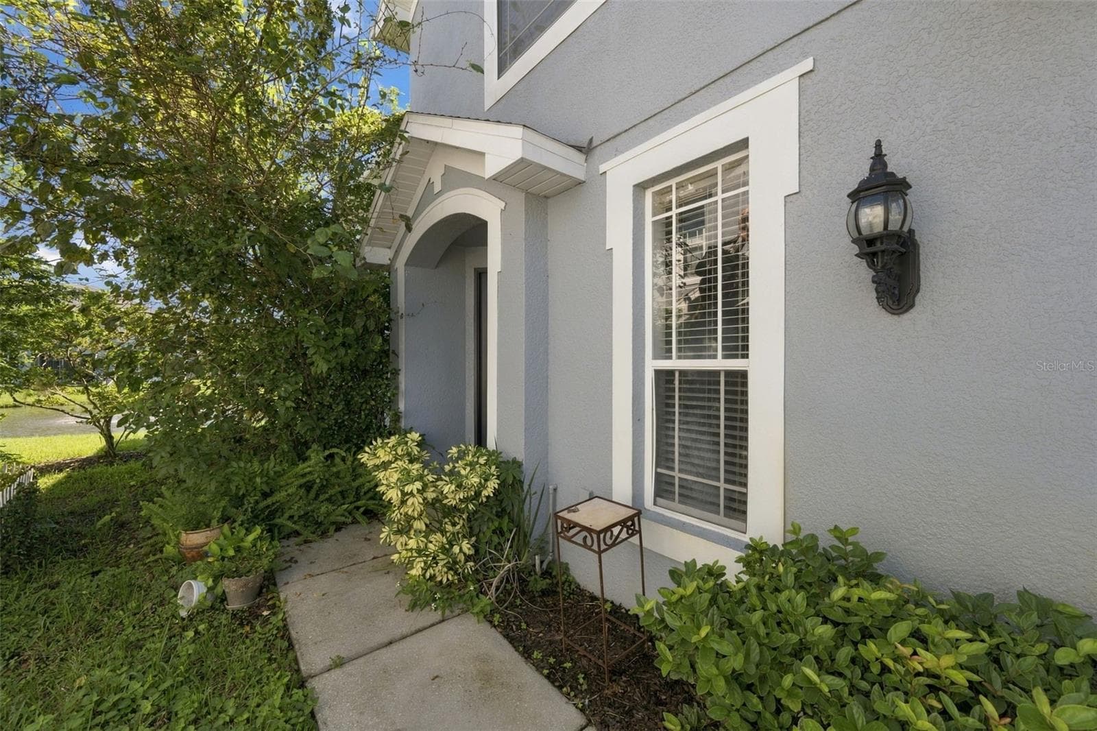 Entry walkway - 10313 WILLOW LEAF TRL, TAMPA