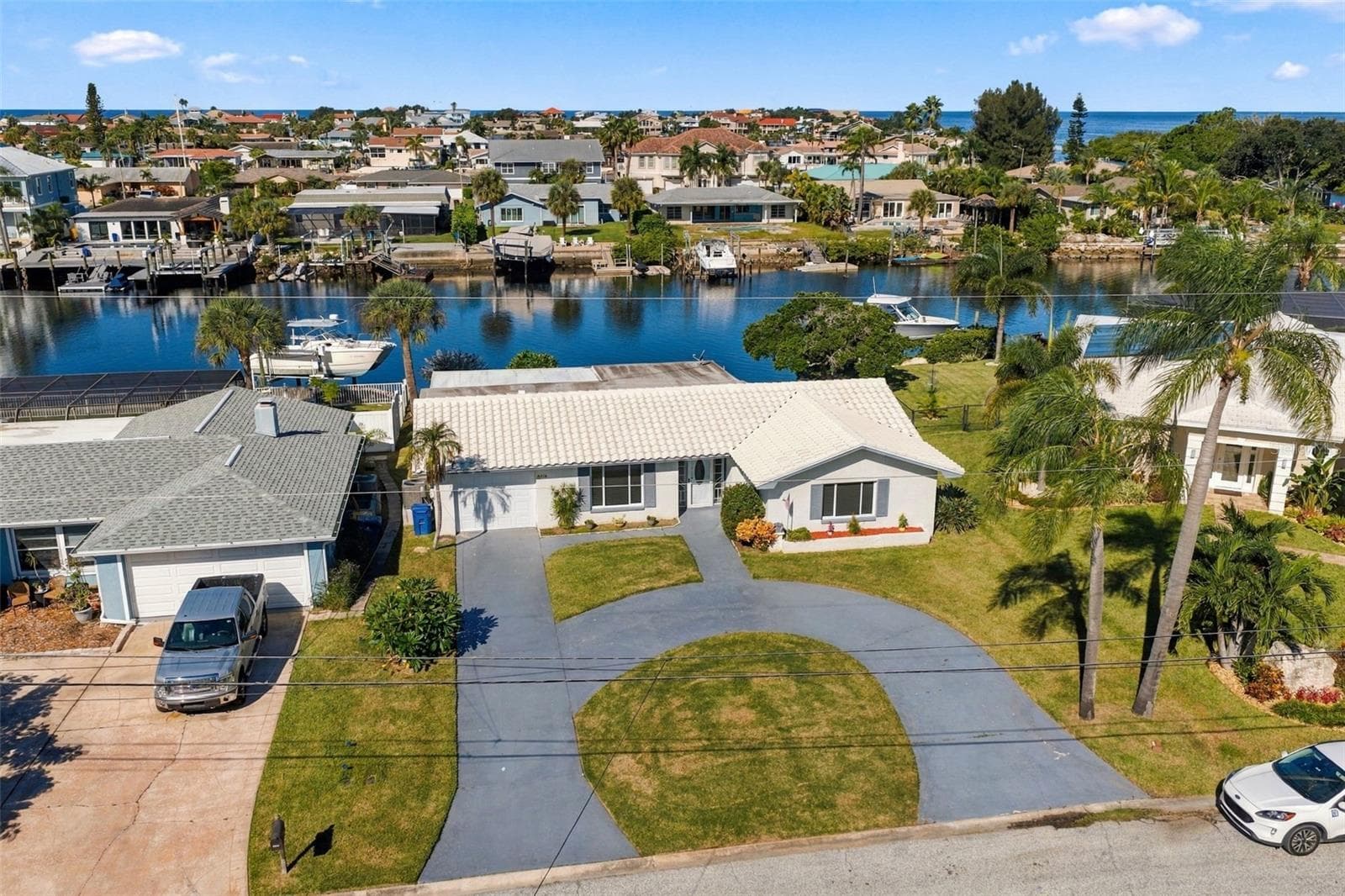 Deep Wide channel - 75 ft. of seawall. Large boats can navigate here. Sailboat water - 5513 BOWLINE BND, NEW PORT RICHEY