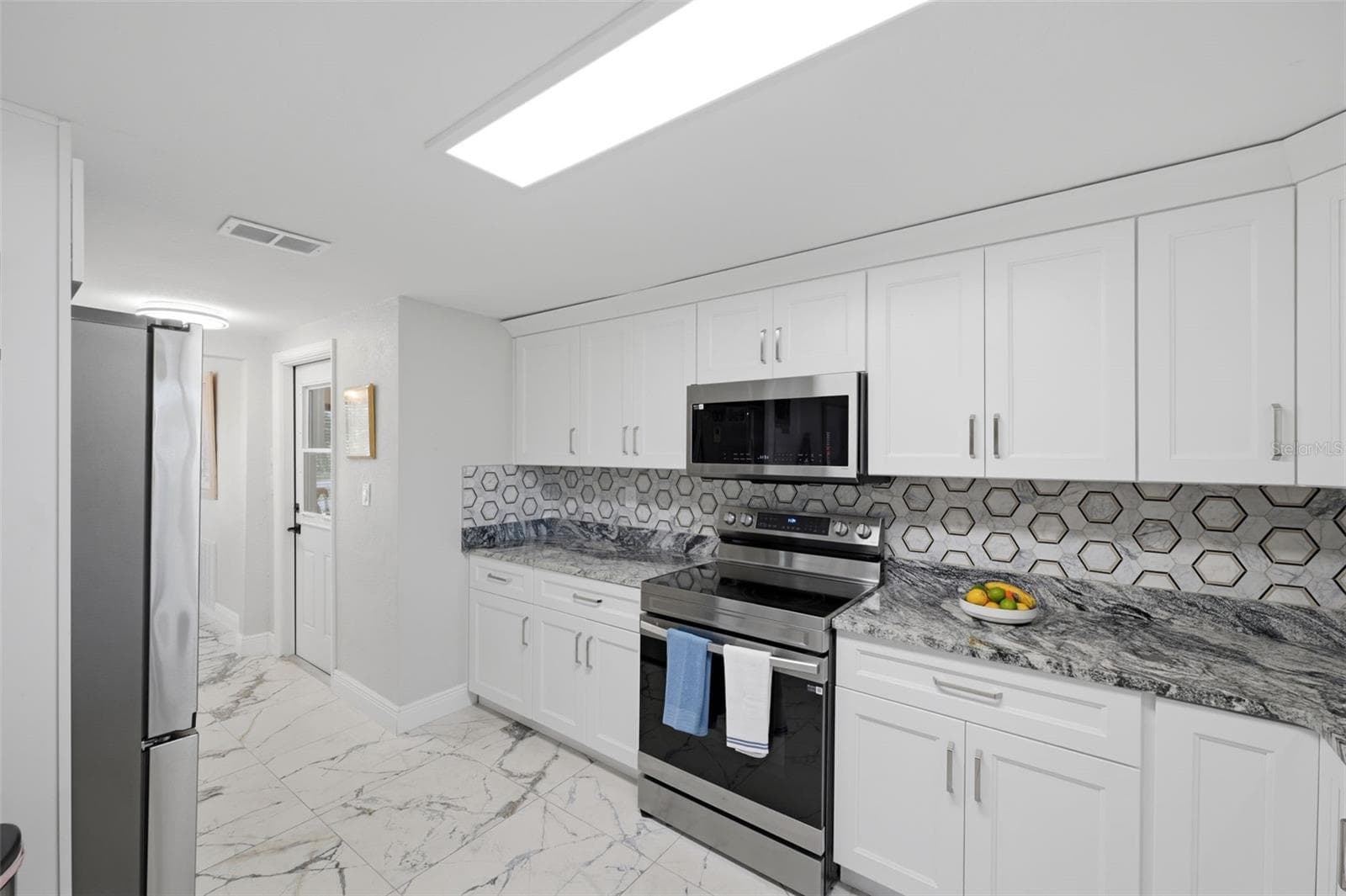 Abundant counter space. Designer pantry. New Samsung appliance pkg. - 5513 BOWLINE BND, NEW PORT RICHEY