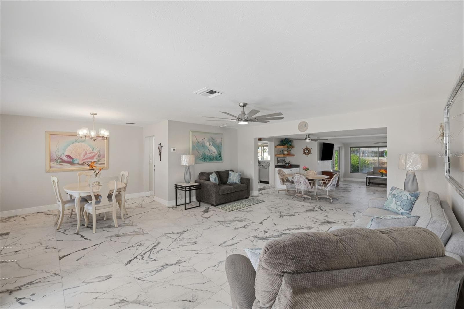 Updated lighting + fans. Spacious open floor plan. - 5513 BOWLINE BND, NEW PORT RICHEY
