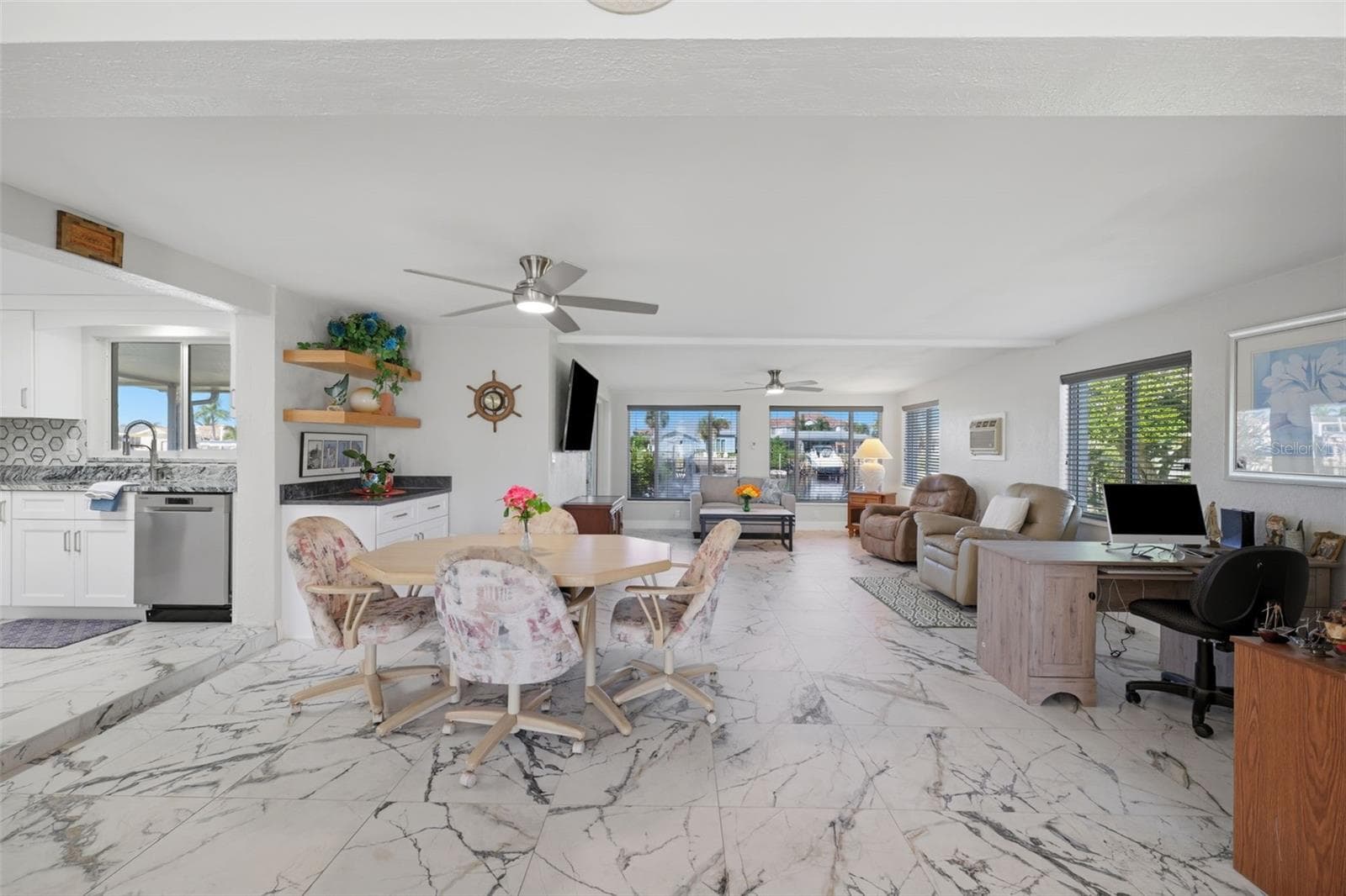 Dry bar area in family room. Water views are abundant. - 5513 BOWLINE BND, NEW PORT RICHEY