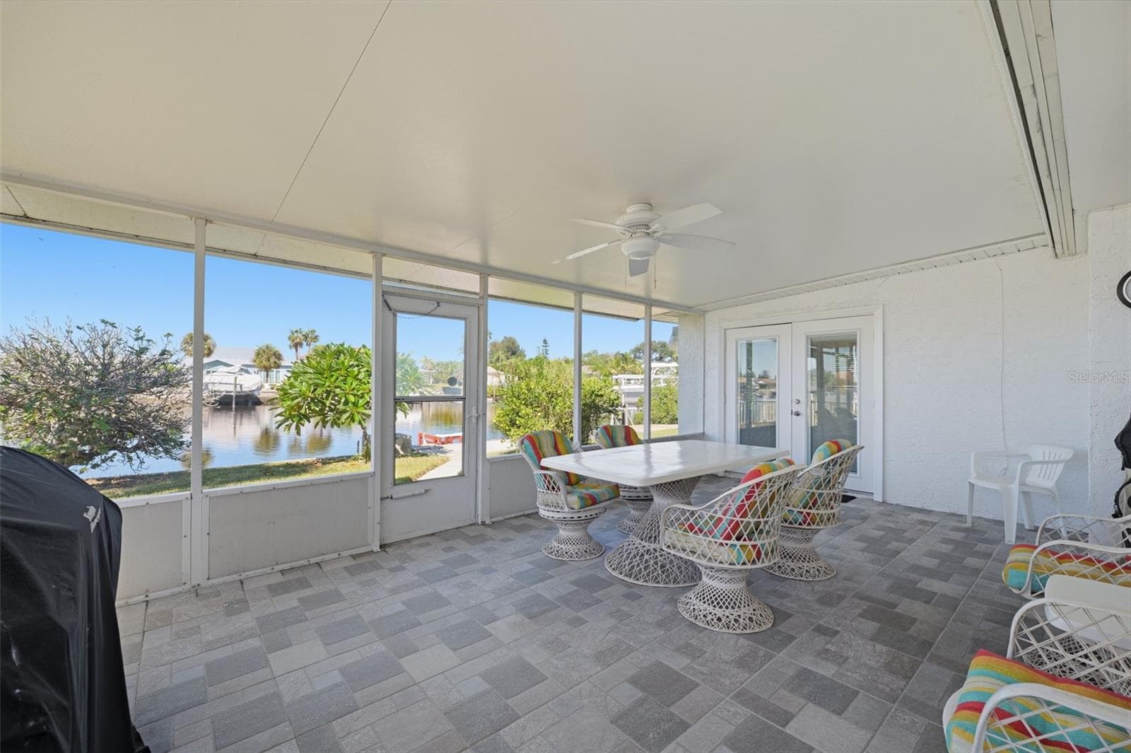 Large screened, enclosed FL room just off the family room. Water view & sunsets that humble the soul. - 5513 BOWLINE BND, NEW PORT RICHEY