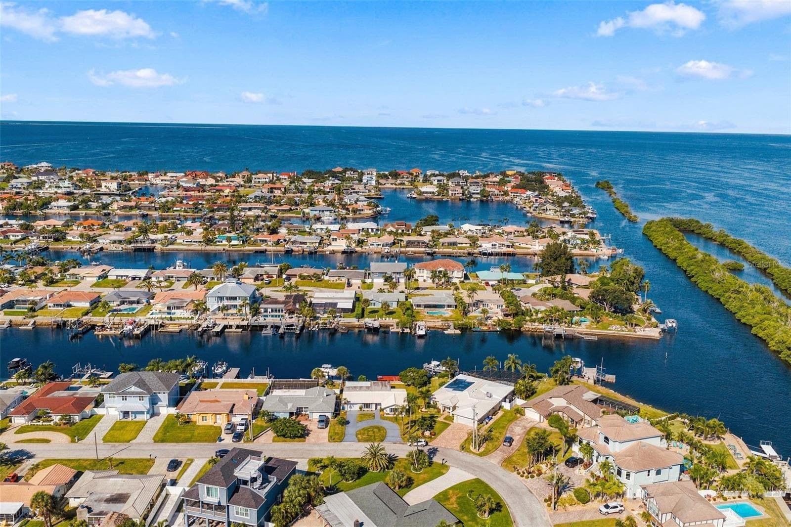 Circular drive for guest parking! 2 minutes or less to the wide open Gulf. Sunset views! - 5513 BOWLINE BND, NEW PORT RICHEY
