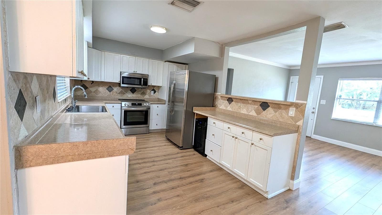 Single Family Residence at 3005 W MARLIN AVE, TAMPA, photo 4 of 22