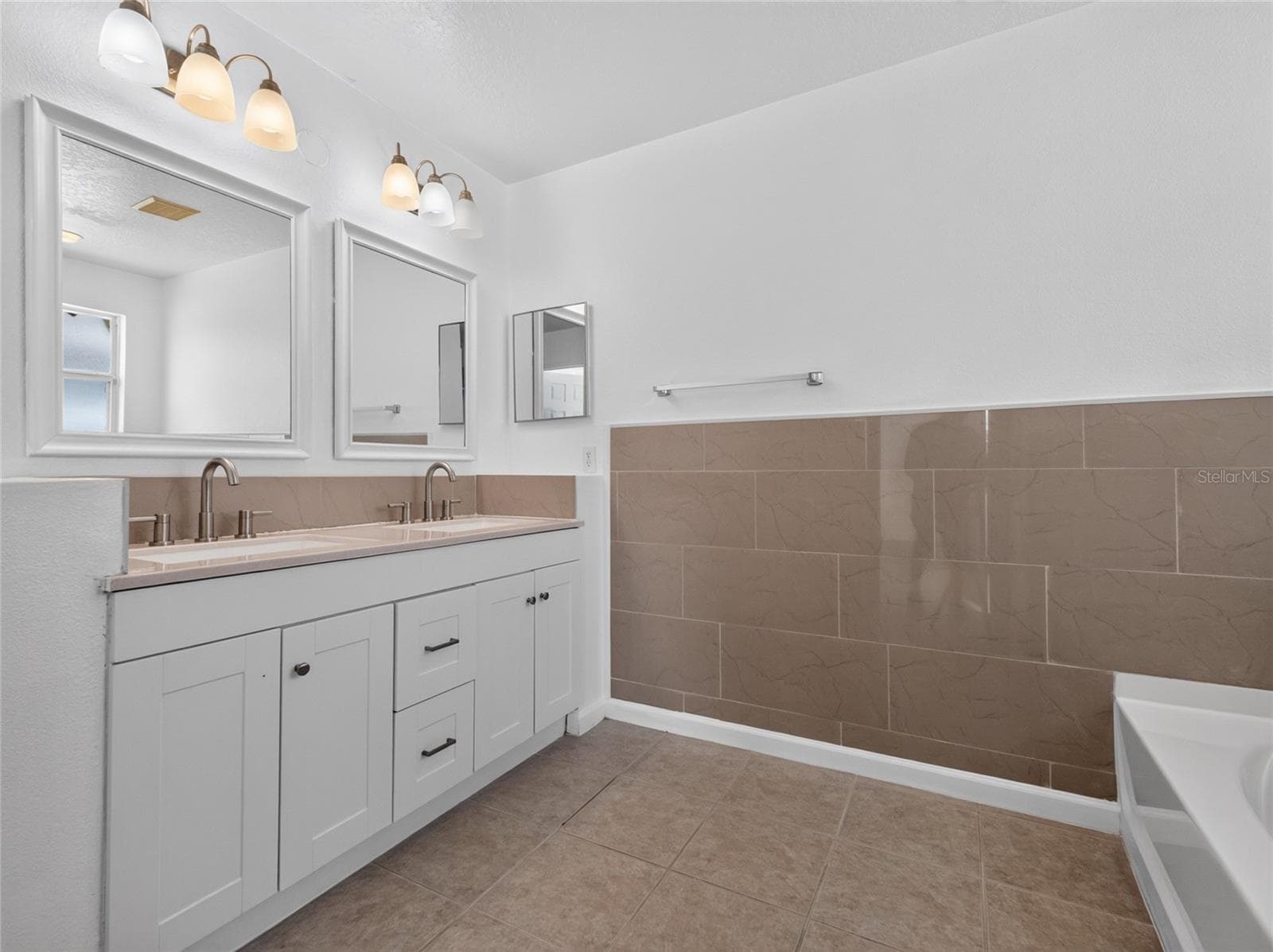 Single Family Residence at 715 CRYSTAL BAY LN, ORLANDO, photo 24 of 32