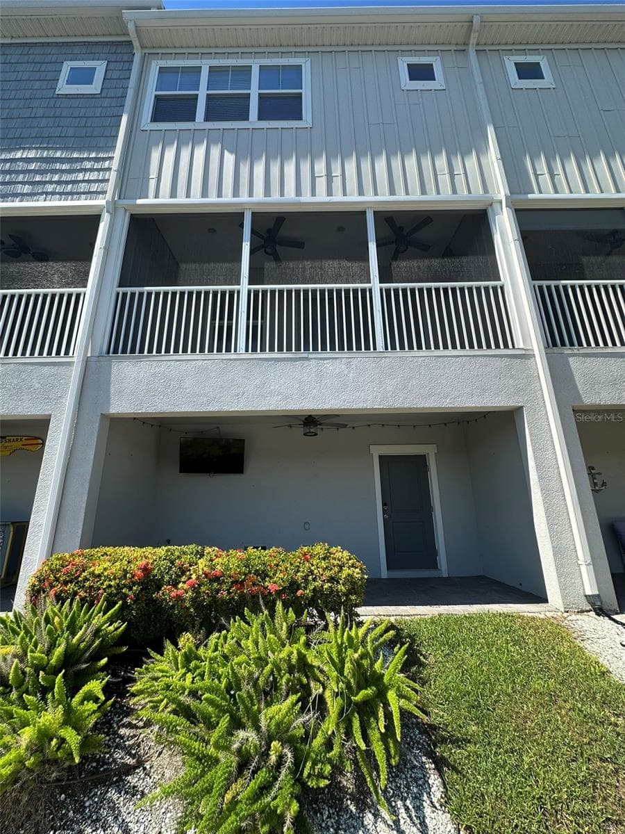 Back side of townhome, two outdoor spaces on the water - 6072 MOORINGS DR S, ST PETERSBURG