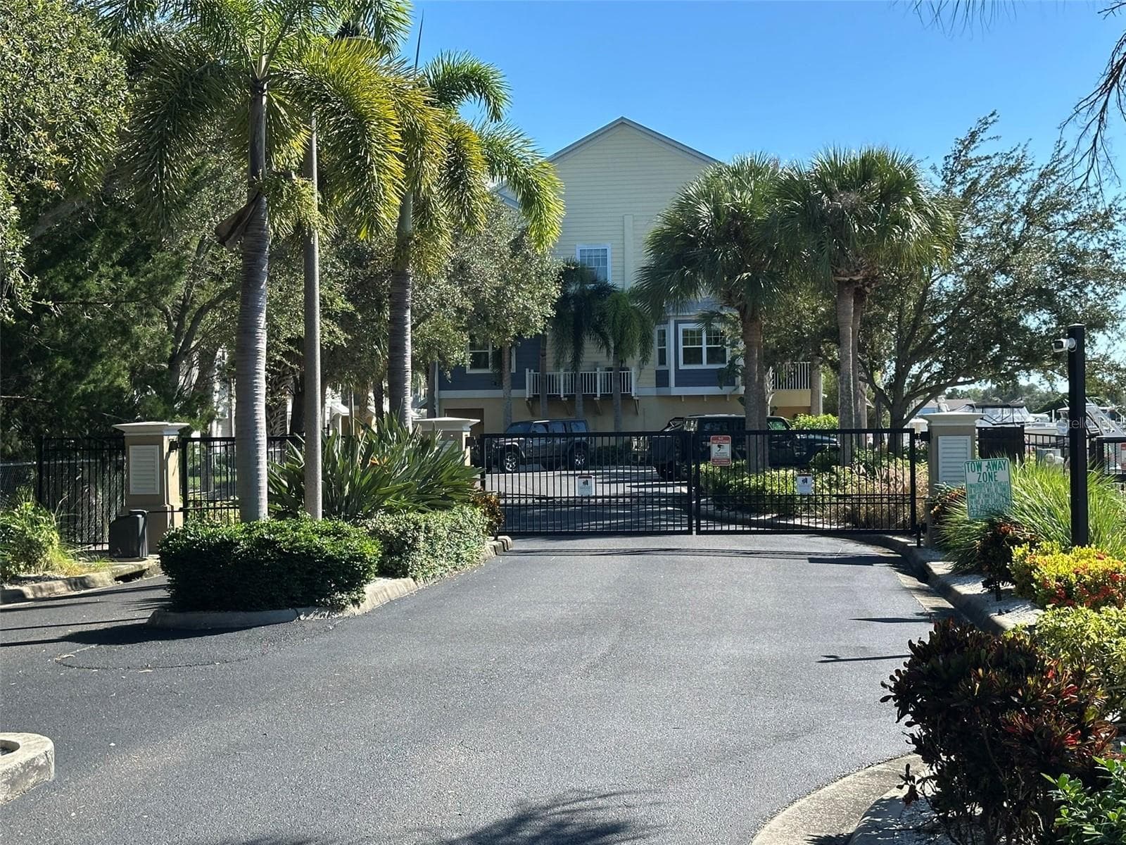 Gated community - separate enterances/exits - 6072 MOORINGS DR S, ST PETERSBURG