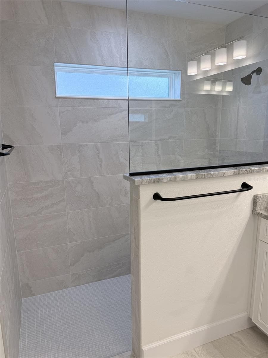 Walk in shower - 21 WOOD CLIFT LN, PALM COAST