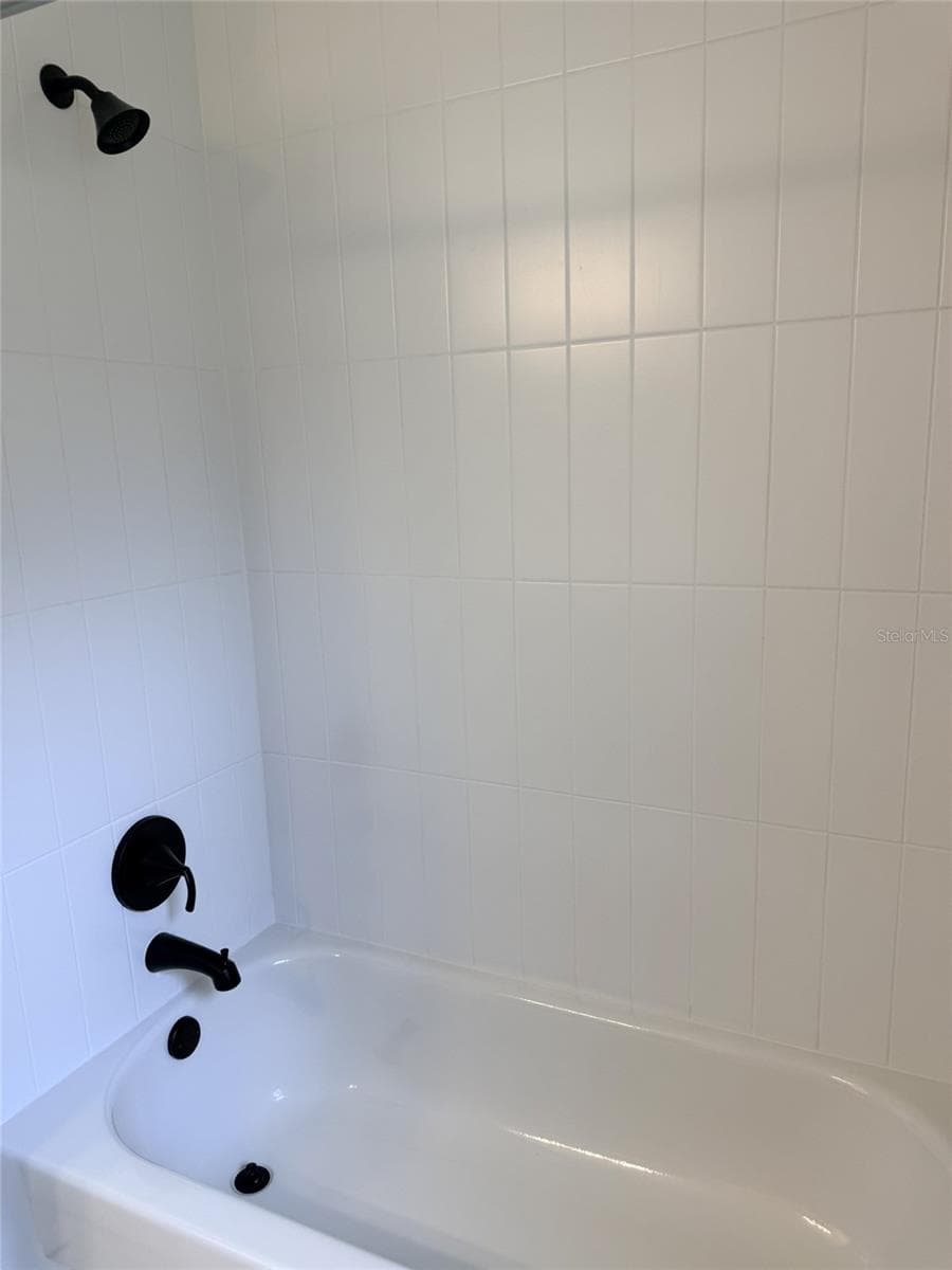 Guest bath tub and shower - 21 WOOD CLIFT LN, PALM COAST
