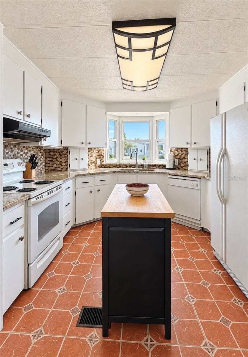 Kitchen with island - 1100 BELCHER RD S #350, LARGO