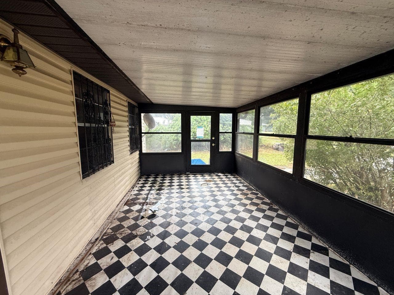 Enclosed front porch - 817 SE PINE AVE, FORT MEADE
