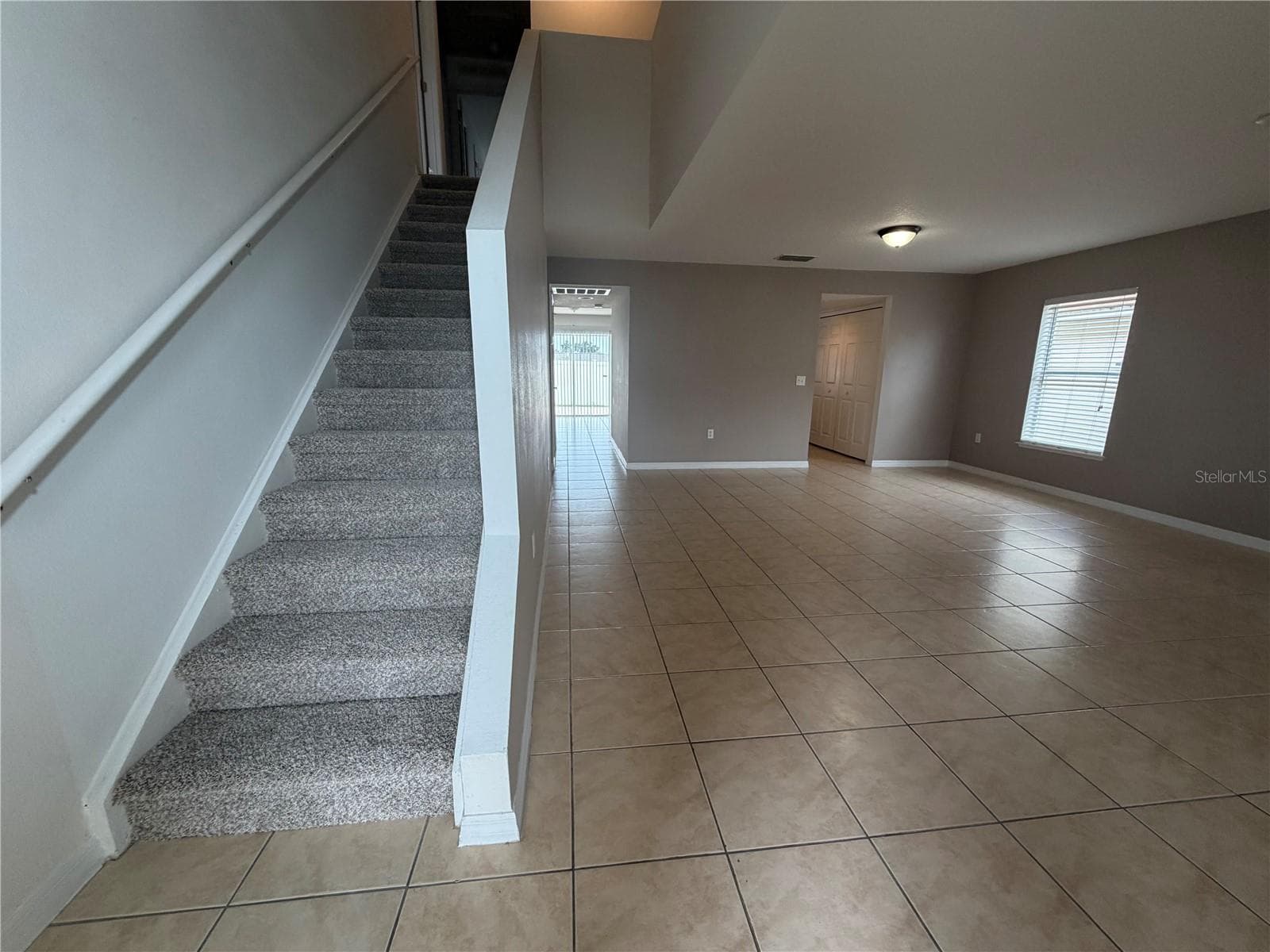 Entry area and stairs - 247 BLAKE AVE, DAVENPORT