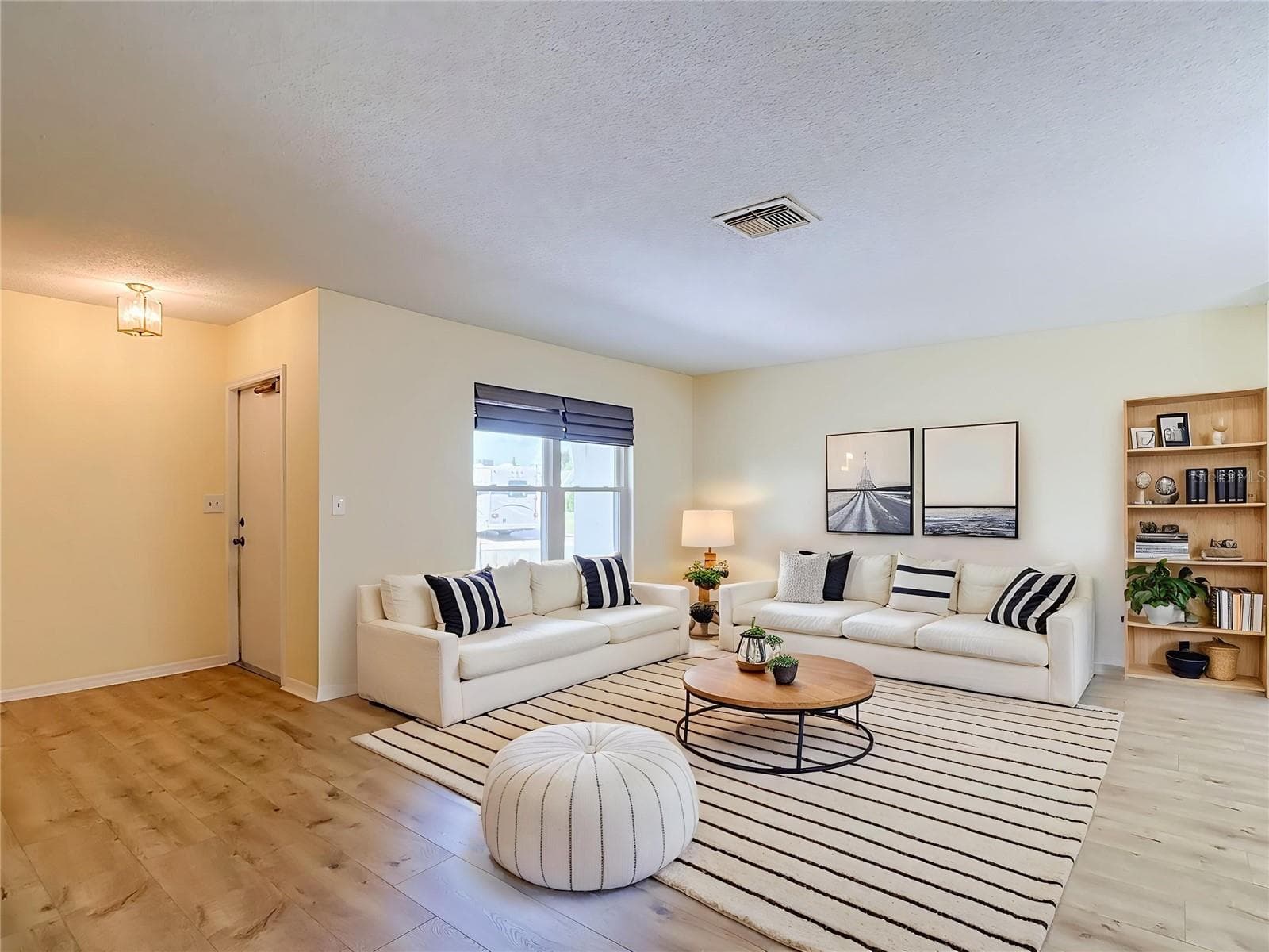 VIRTUAL STAGE FRONT LIVING ROOM - 905 BLUEWATER DR, SUN CITY CENTER