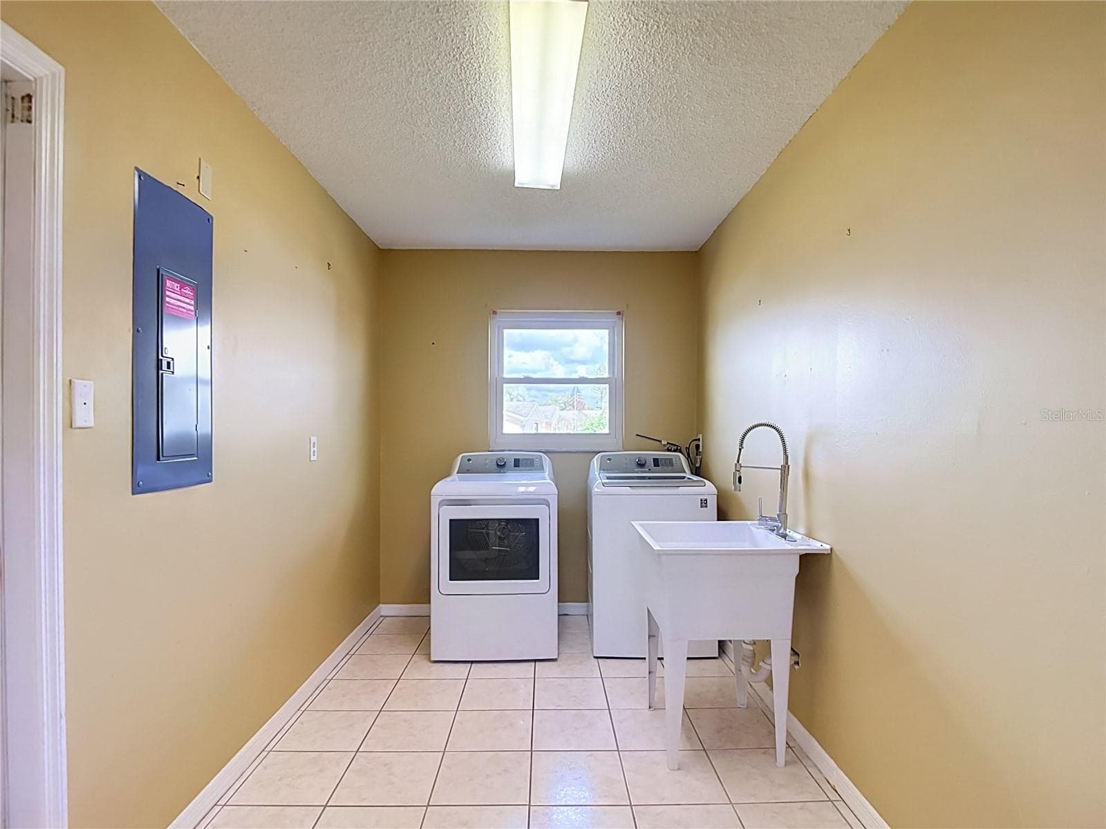 LAUNDRY/UTILITY RM - 905 BLUEWATER DR, SUN CITY CENTER