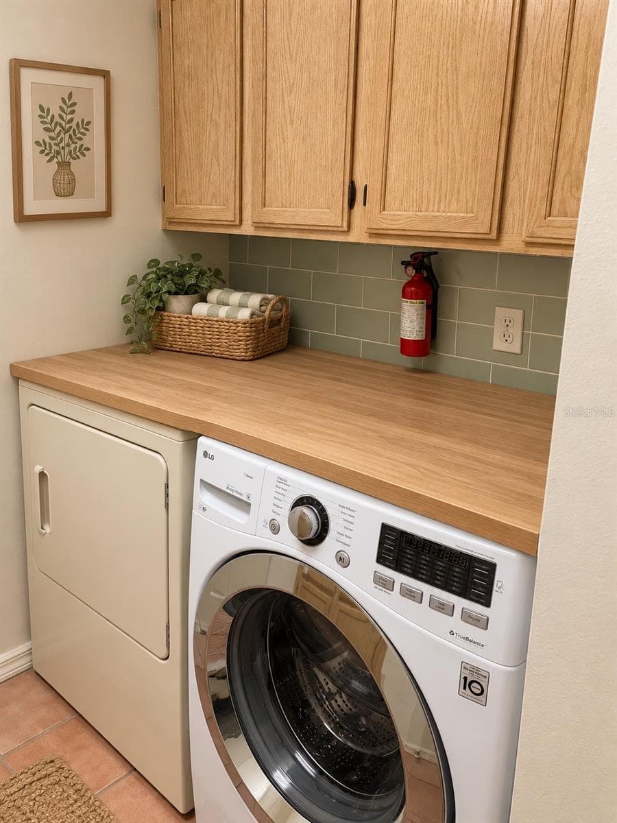Virtual Laundry room - 402 DATE PALM CT NE, ST PETERSBURG