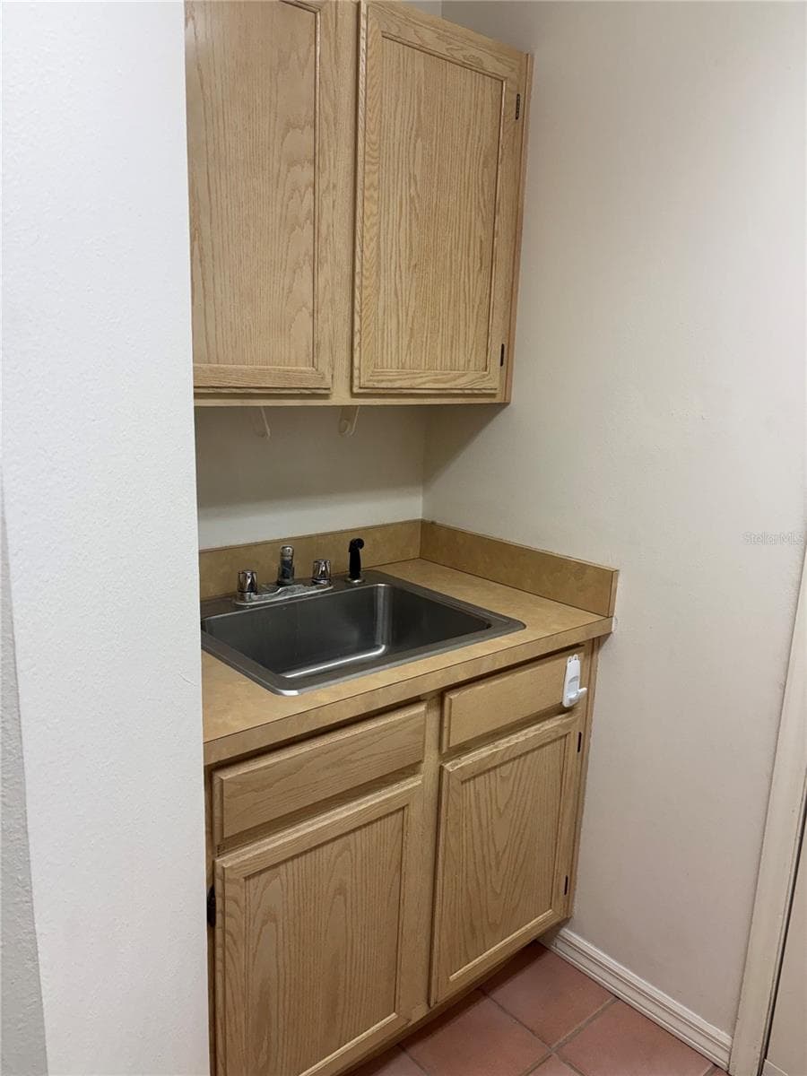 sink in laundry room - 402 DATE PALM CT NE, ST PETERSBURG