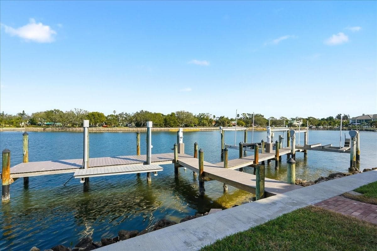 Single Family Residence at 315 S SHORE DR, SARASOTA, photo 8 of 63