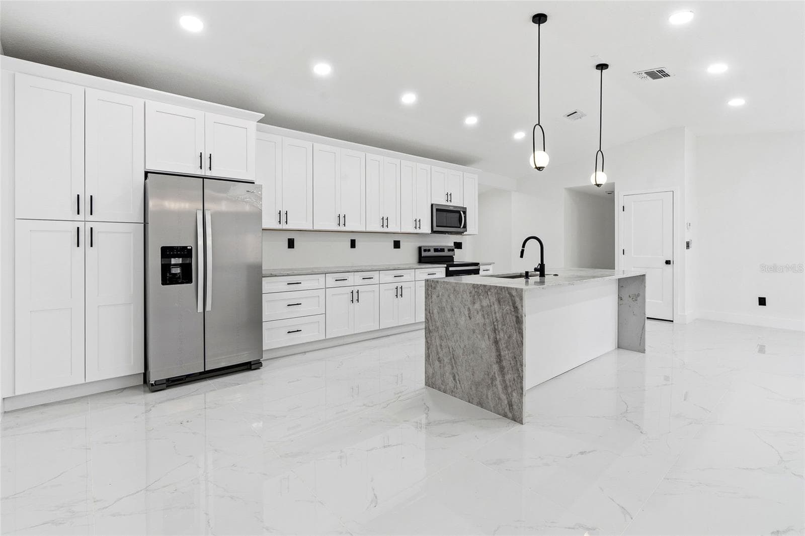 Single Family Residence at 5308 BLACK PINE DR, TAMPA, photo 8 of 28