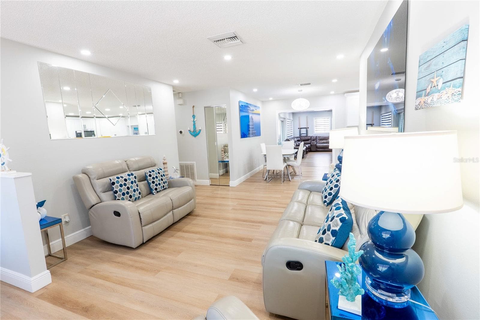 Single Family Residence at 6727 SWAIN AVE, TAMPA, photo 6 of 37