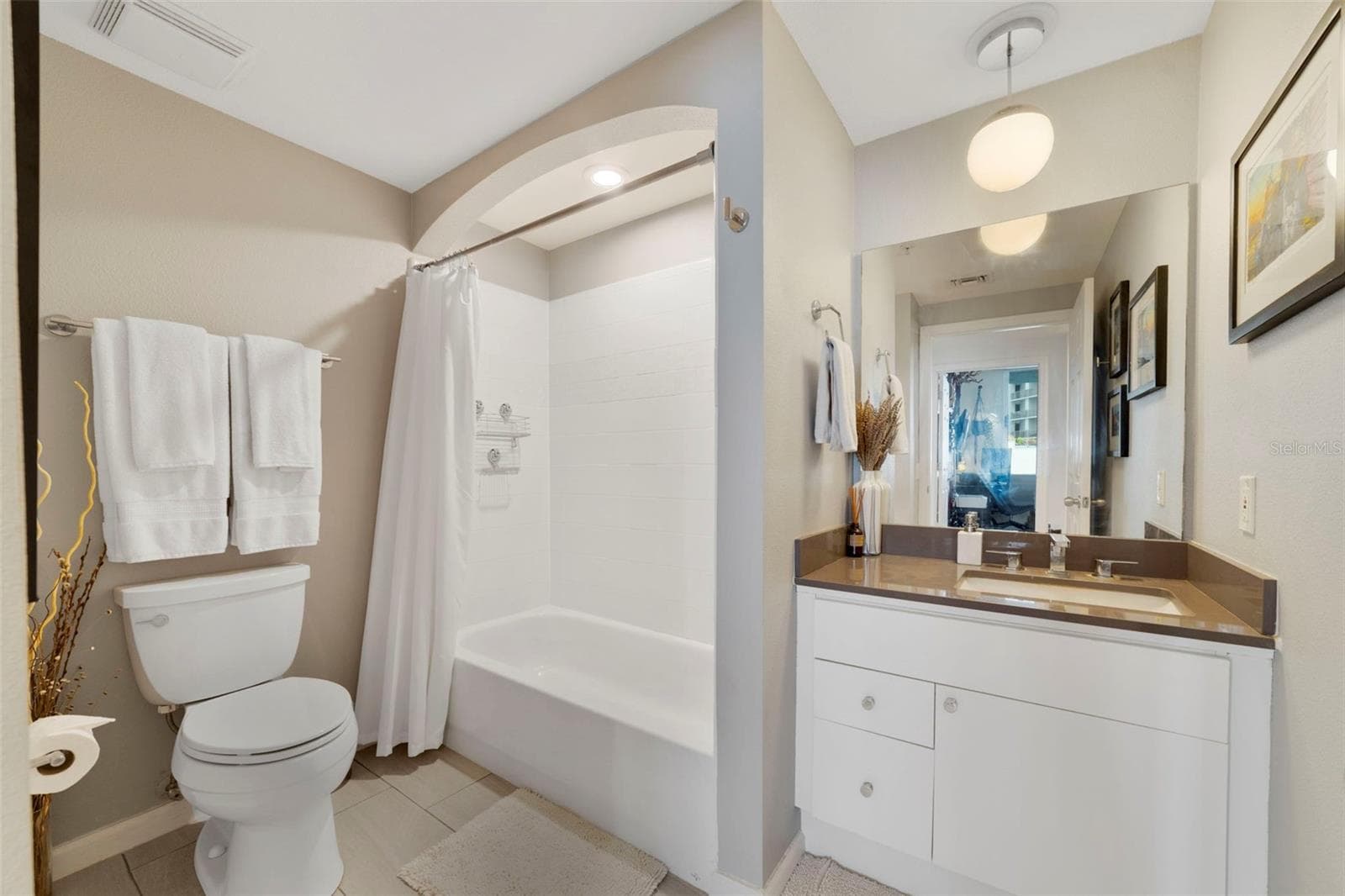Guest Bath - 322 E CENTRAL BLVD #811, ORLANDO