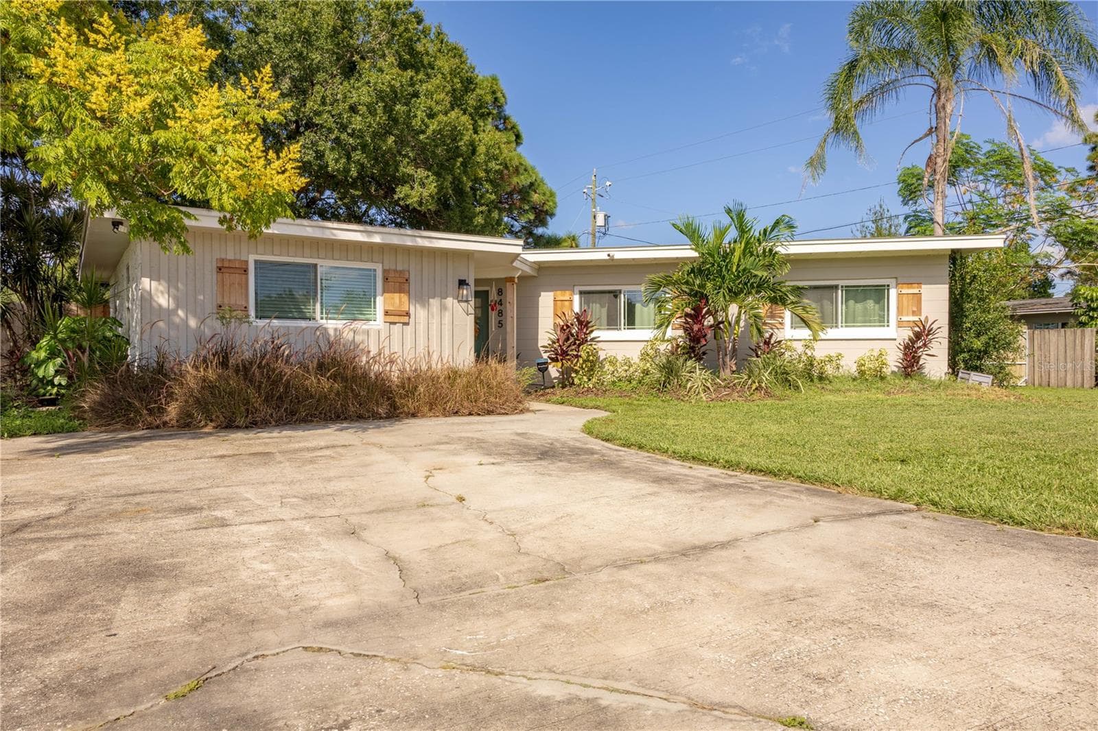8485 PELICAN LN