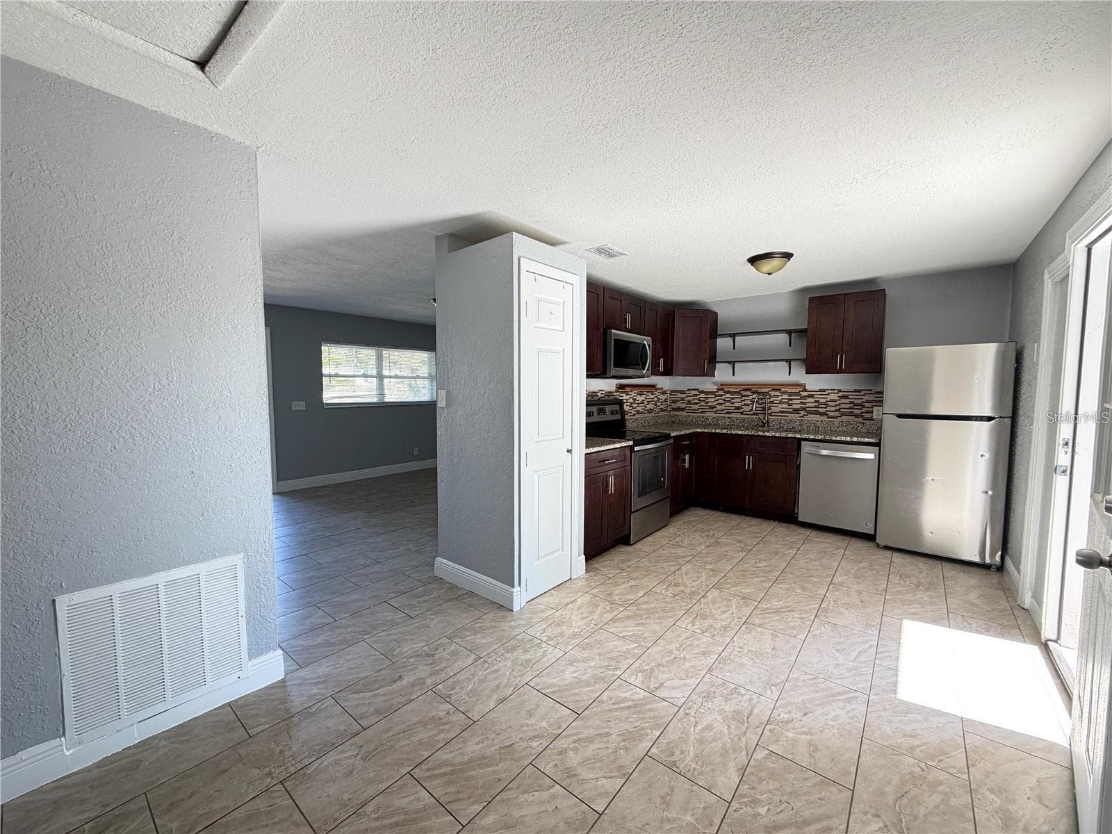 Single Family Residence at 922 MARTIN LUTHER KING BLVD NE, WINTER HAVEN, photo 2 of 10