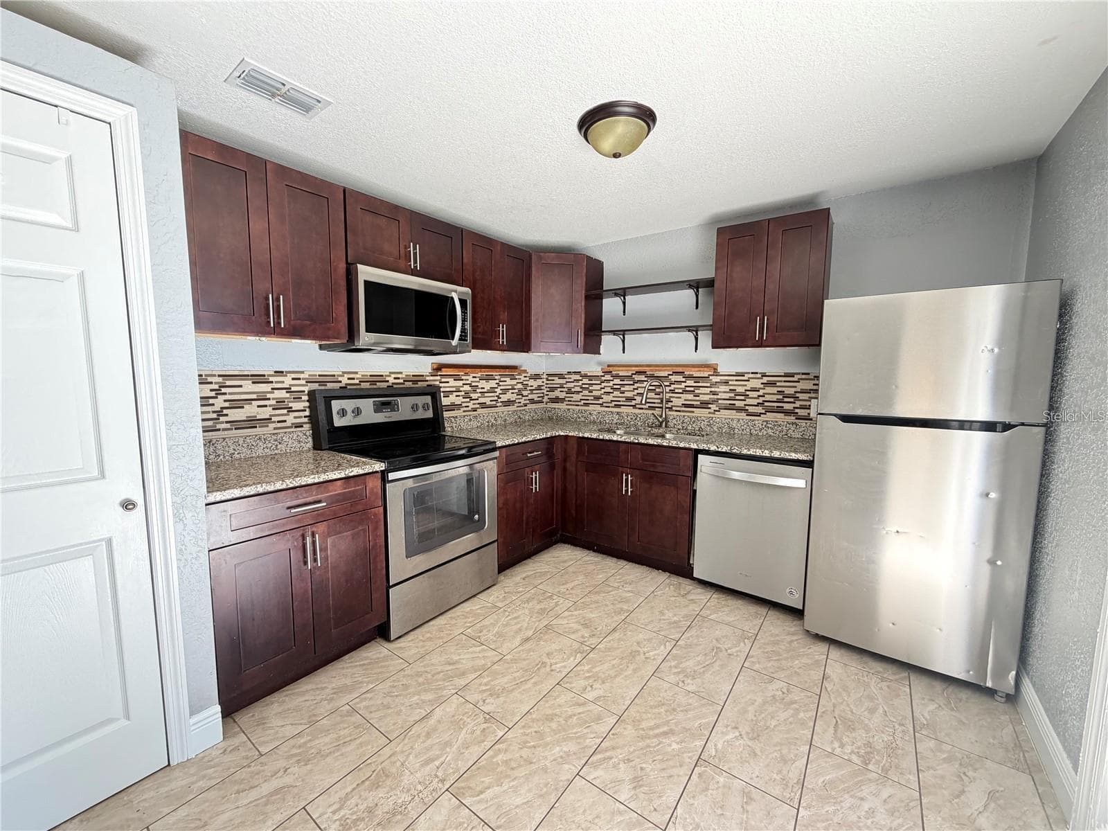 Single Family Residence at 922 MARTIN LUTHER KING BLVD NE, WINTER HAVEN, photo 3 of 10